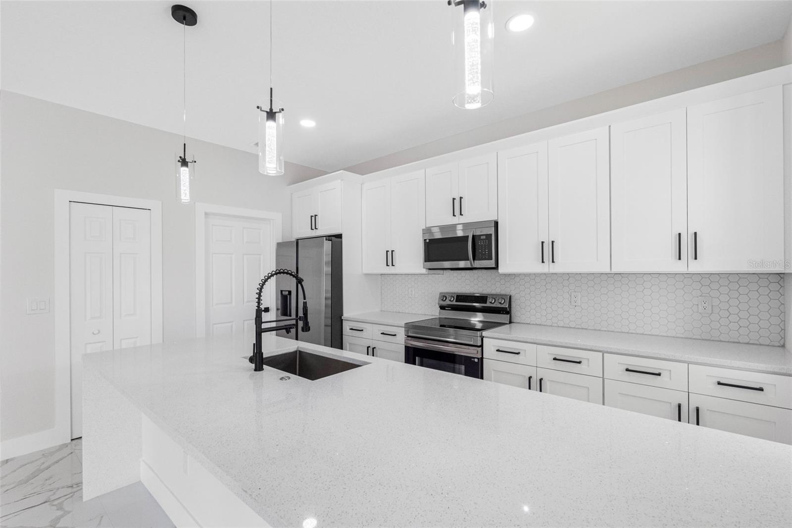 7141 IVANHOE DR — photo 26