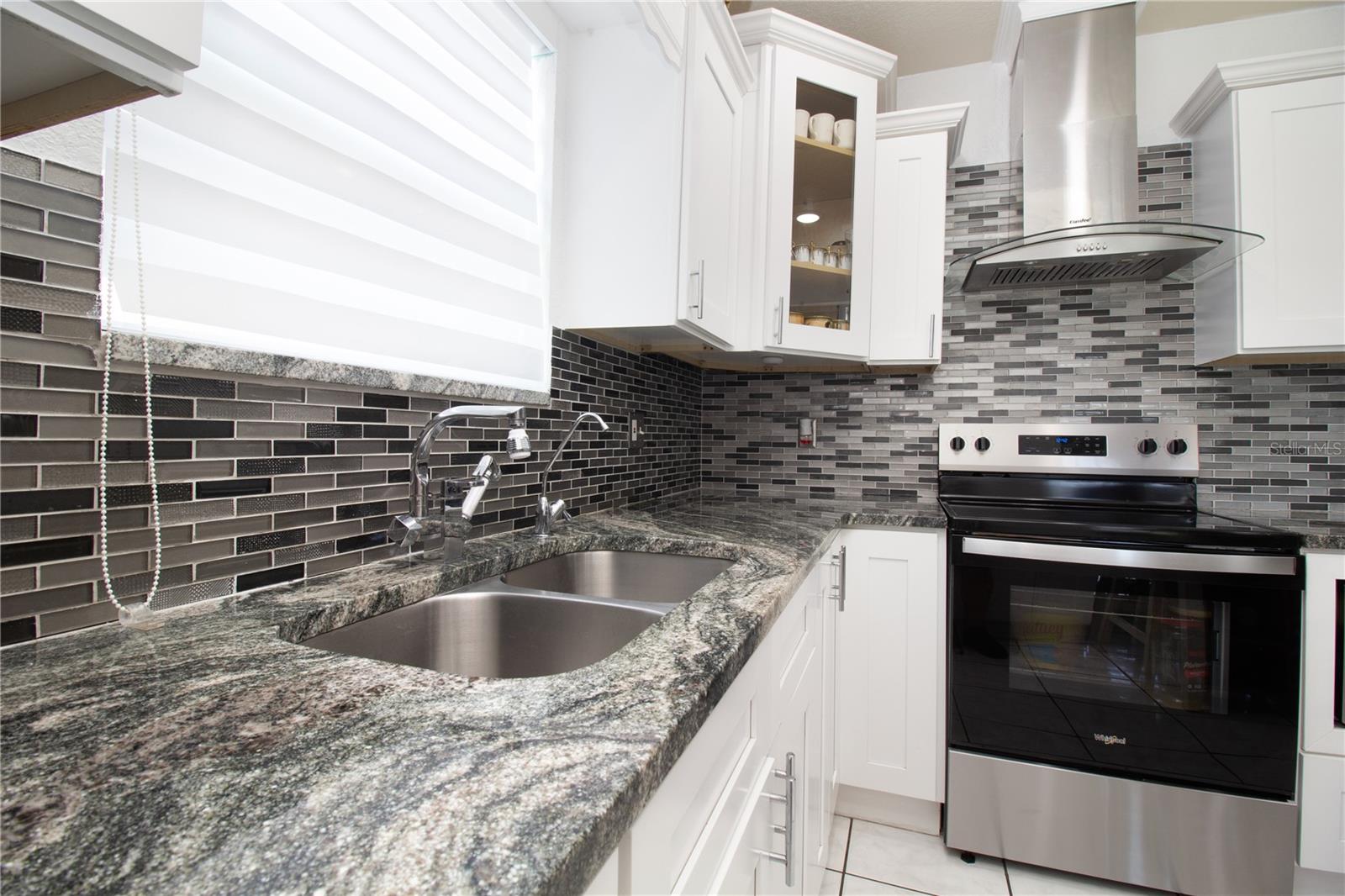 6914 N HIMES AVE — photo 22