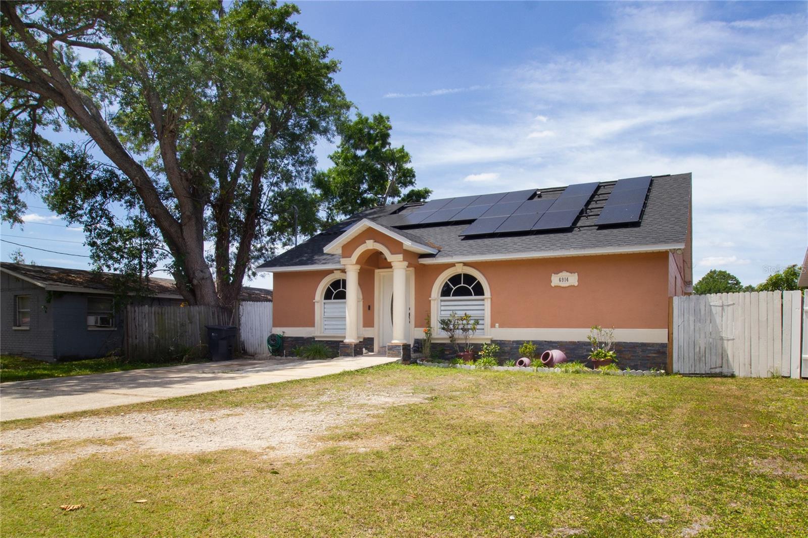 6914 N HIMES AVE — photo 2