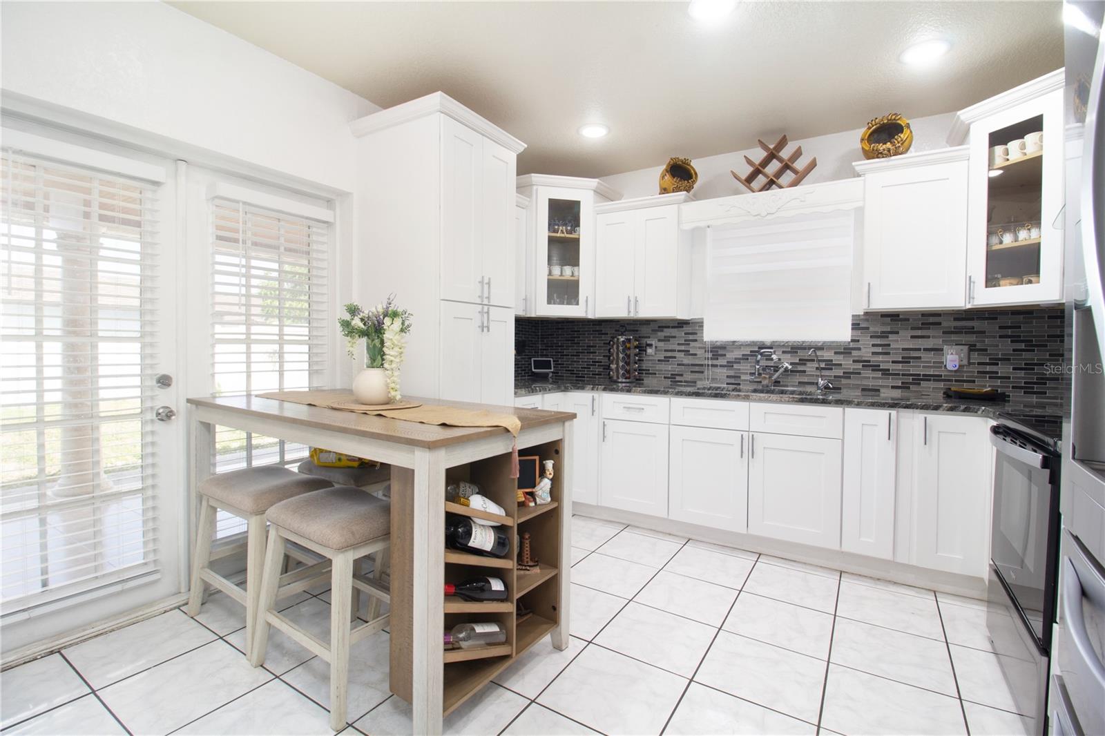 6914 N HIMES AVE — photo 24