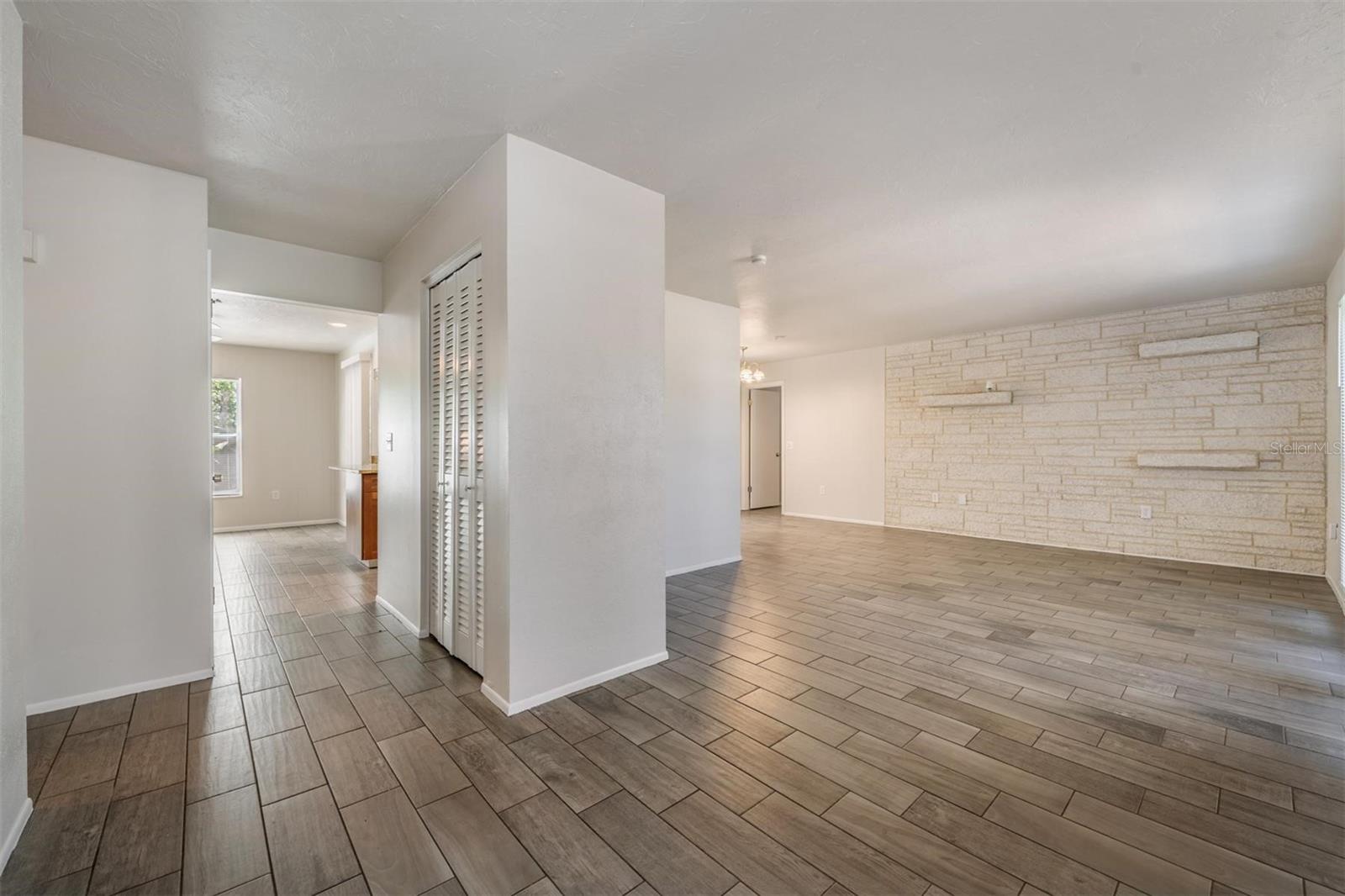 1124 DANNY DR — photo 4