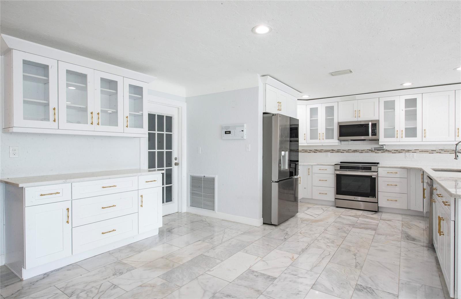 551 CRYSTAL DR — photo 23