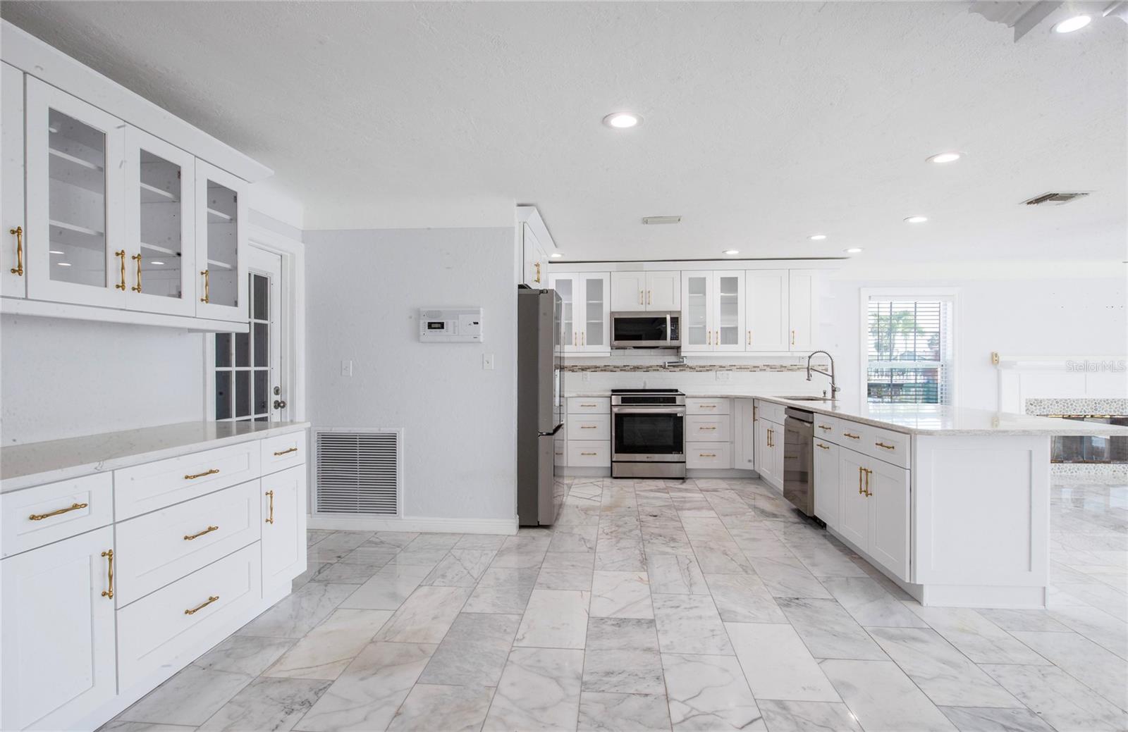 551 CRYSTAL DR — photo 24