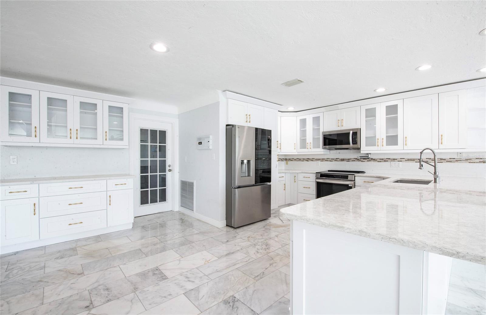 551 CRYSTAL DR — photo 28