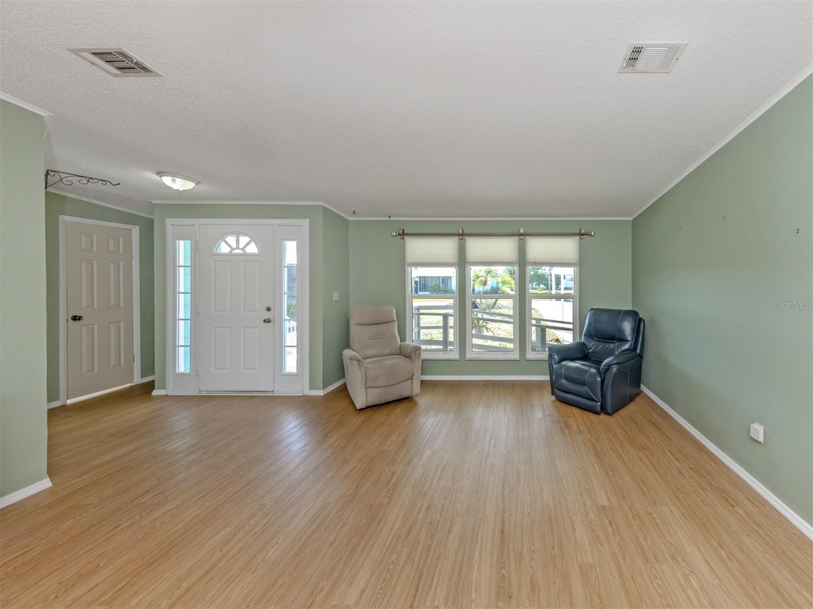592 PORTSIDE DR — photo 5