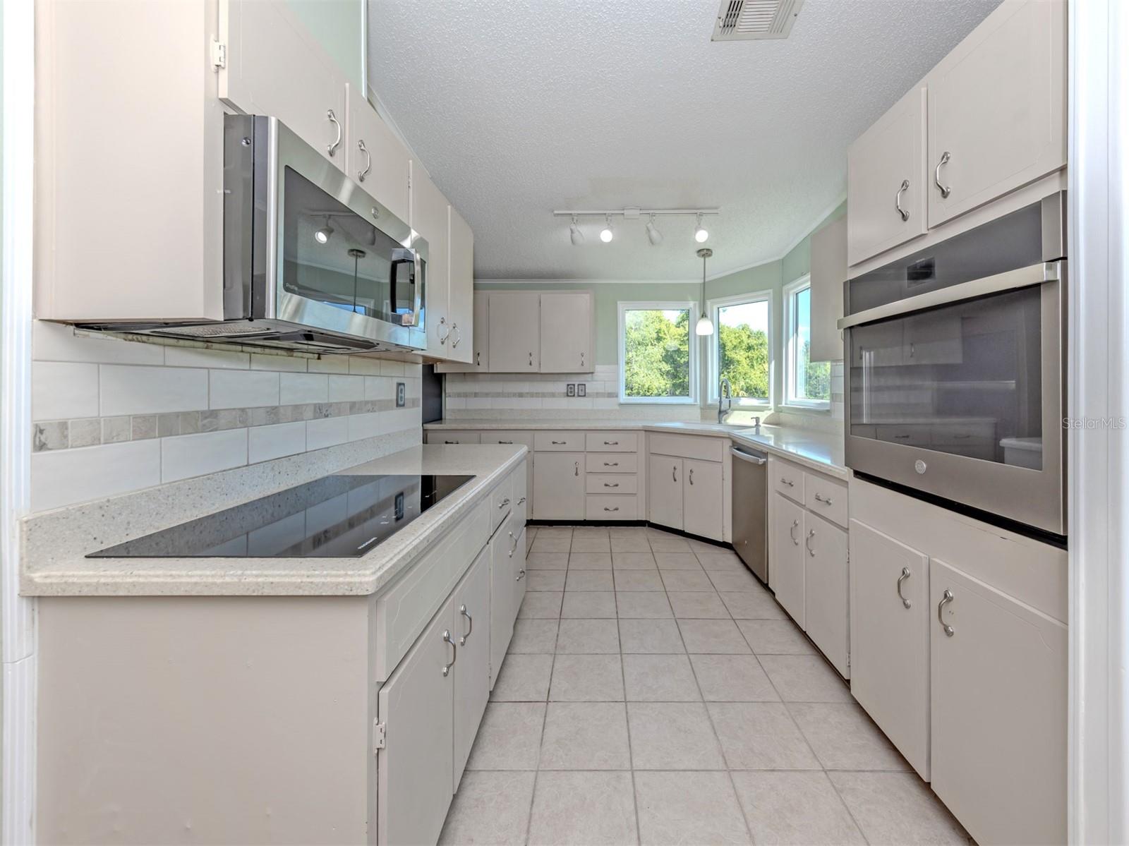 592 PORTSIDE DR — photo 14