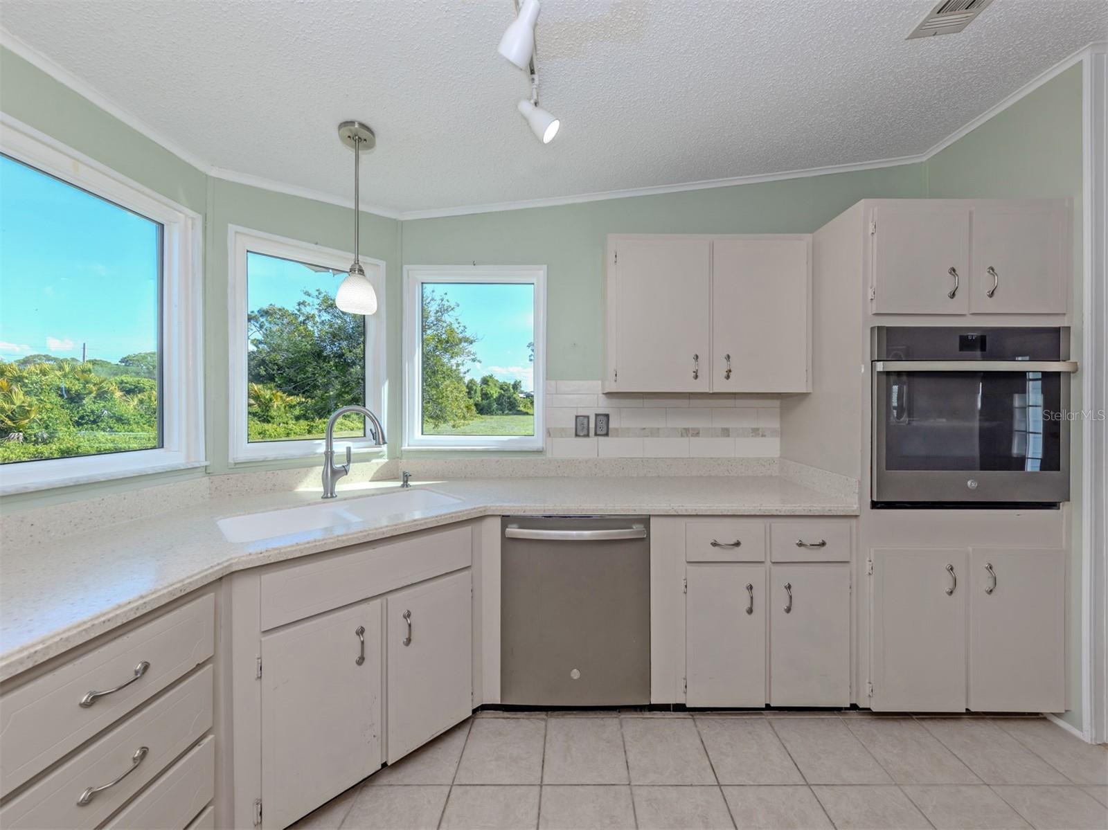 592 PORTSIDE DR — photo 17