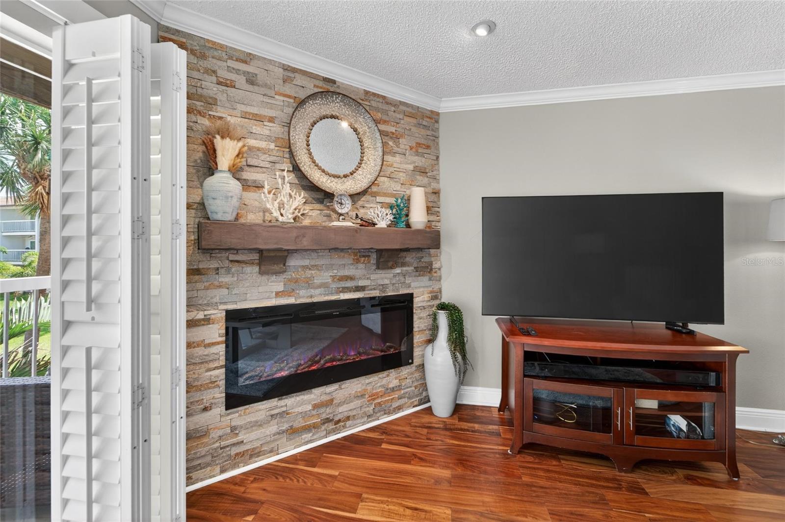 394 MADEIRA CIR — photo 19