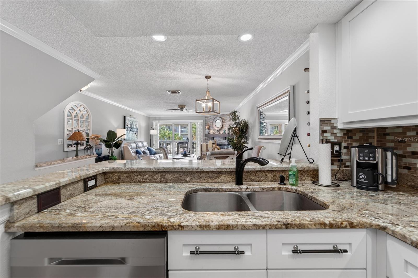 394 MADEIRA CIR — photo 12