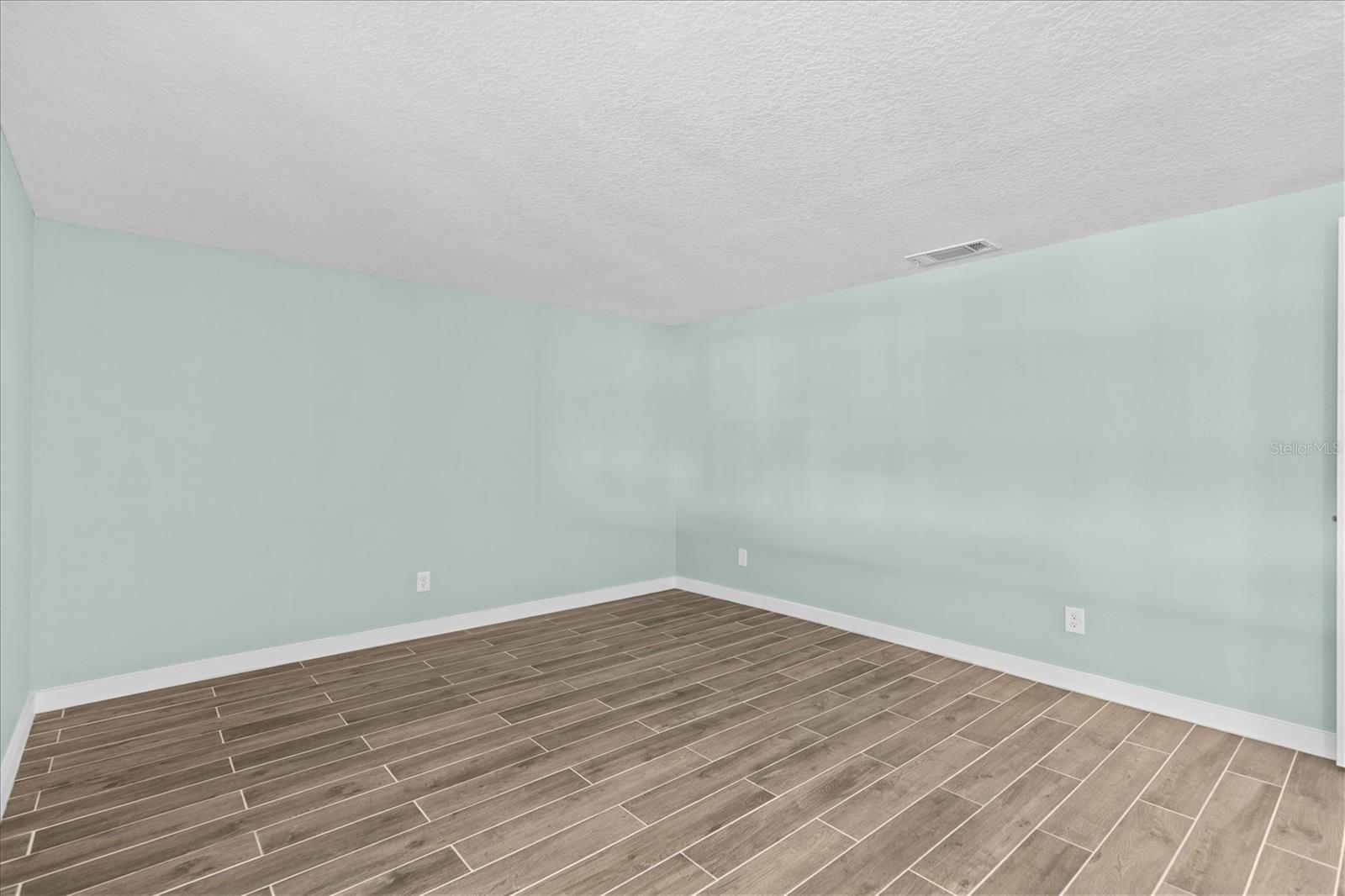 7427 SOUTHWIND DR — photo 37
