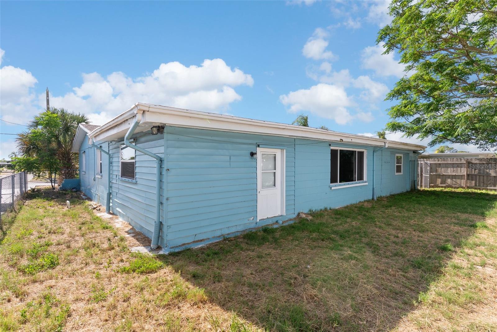 2344 TAHITIAN DR — photo 17