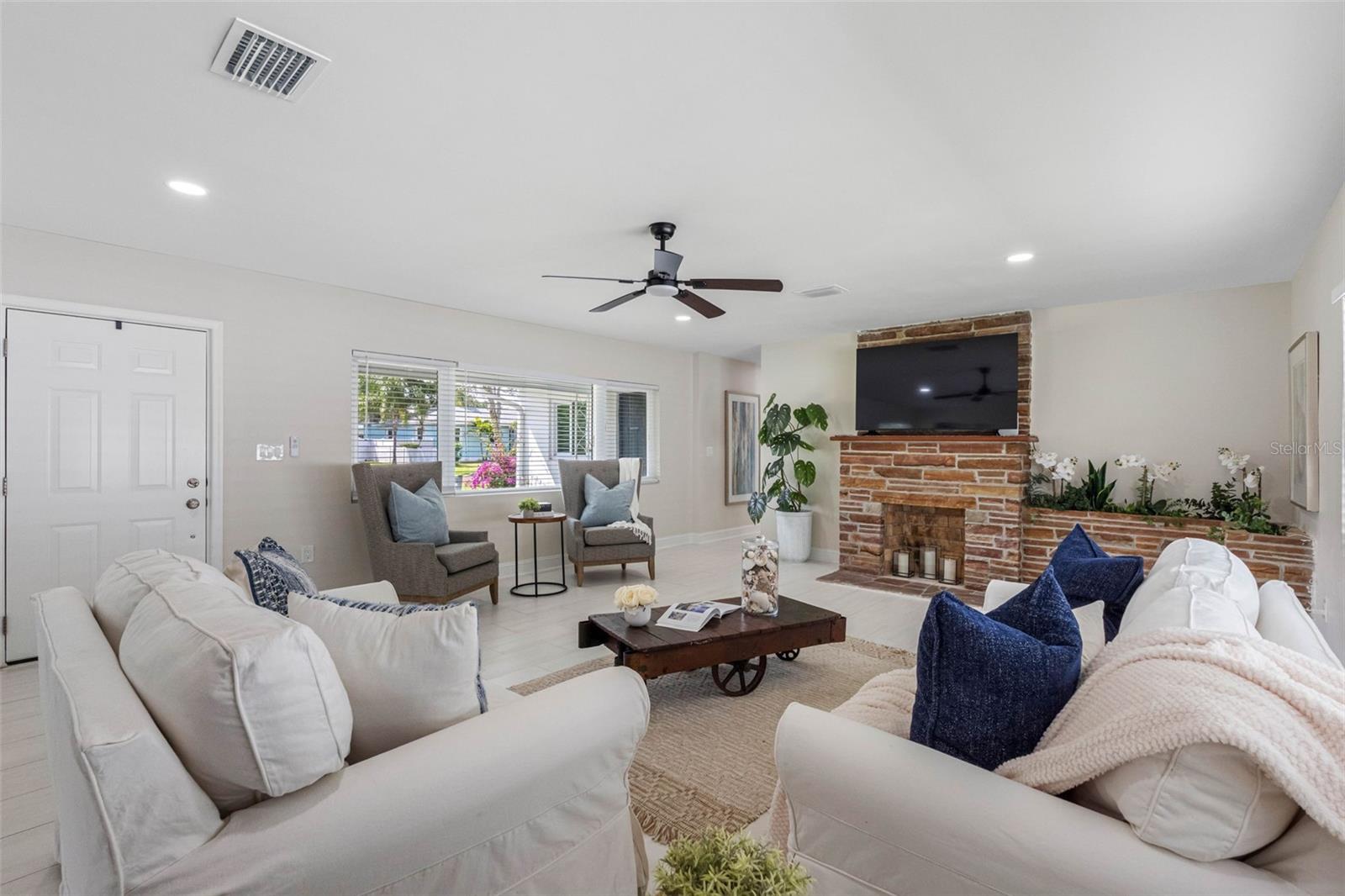 1794 SANTA BARBARA DR — photo 9