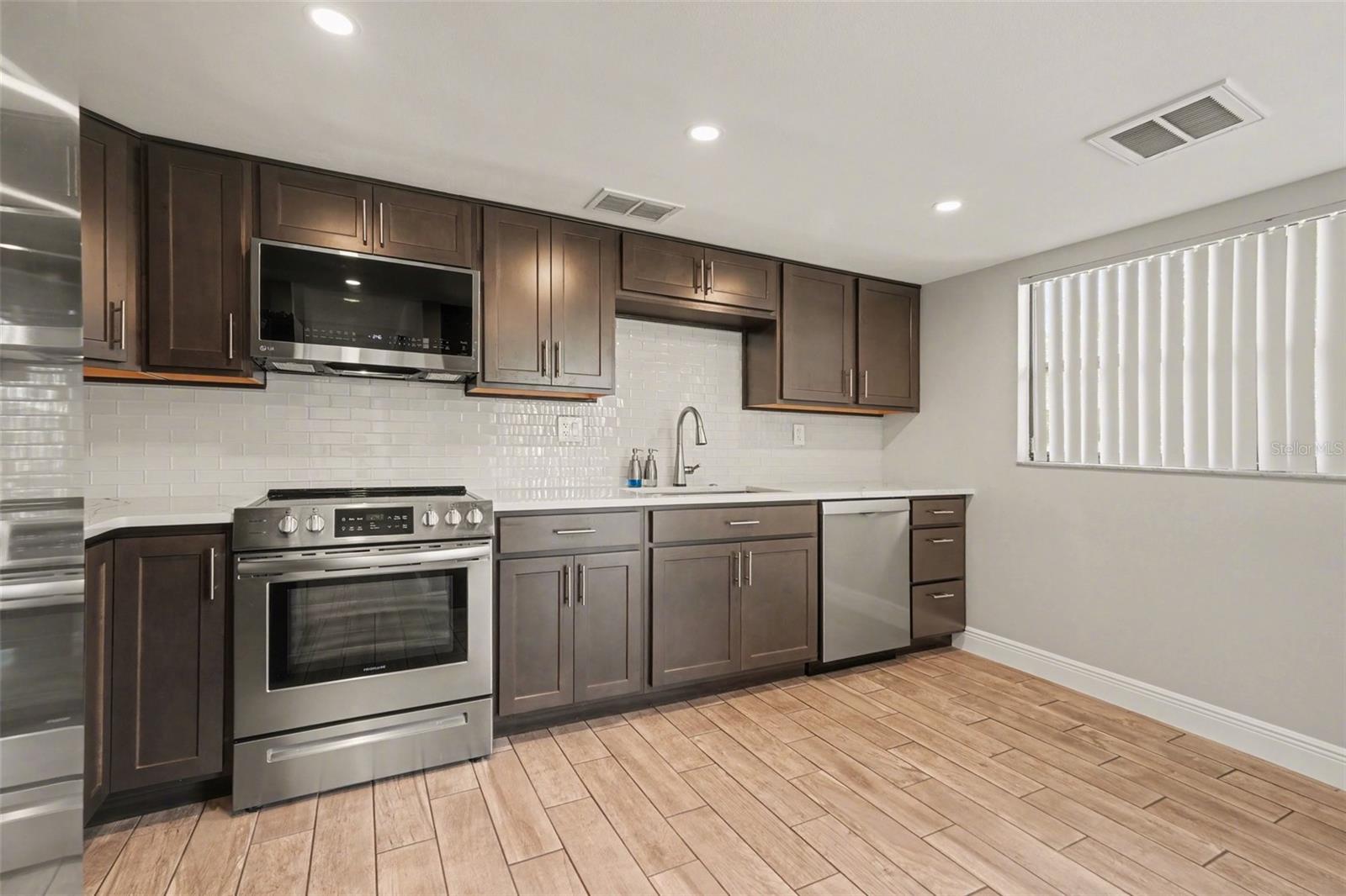 10 LESLEY LN — photo 6