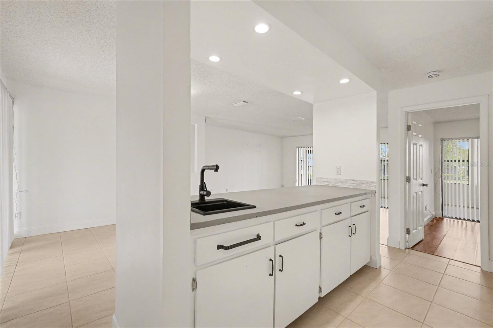 10 LESLEY LN — photo 21