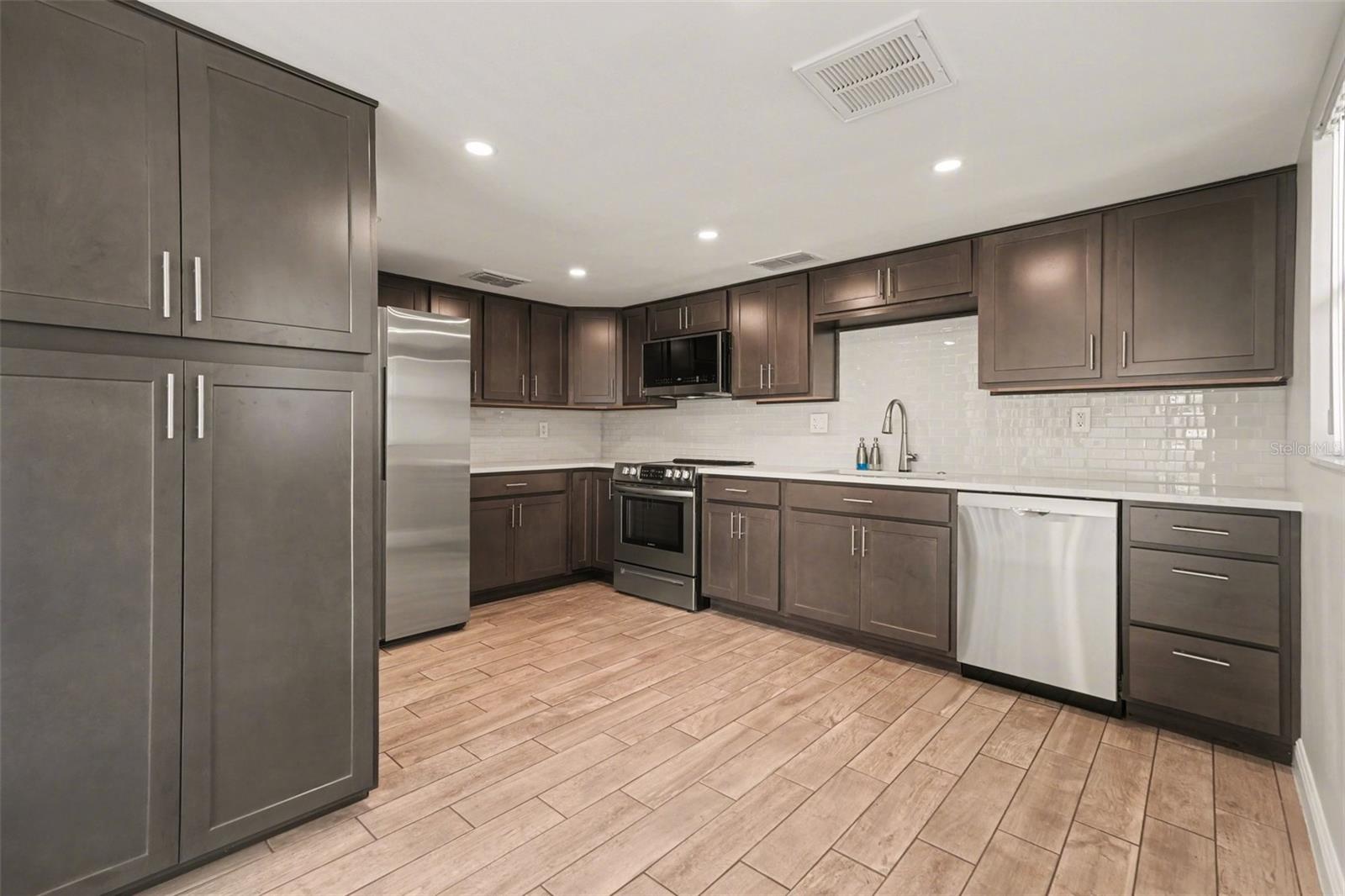 10 LESLEY LN — photo 5