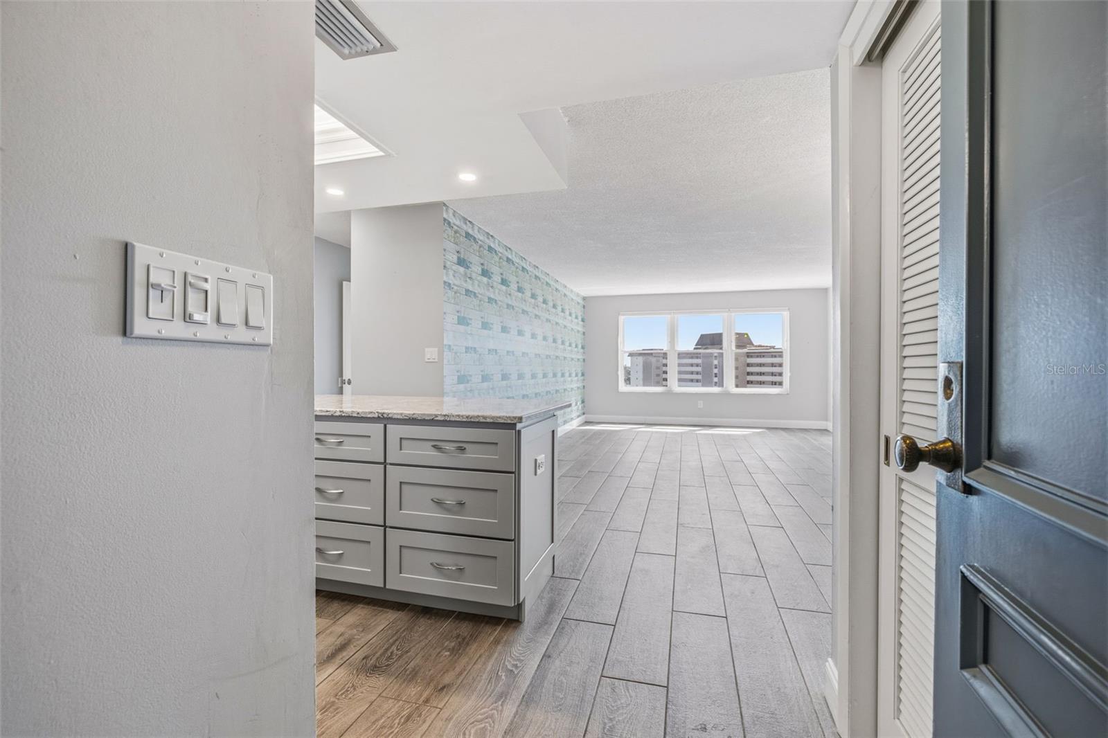 5220 BRITTANY DR S #901 — photo 3