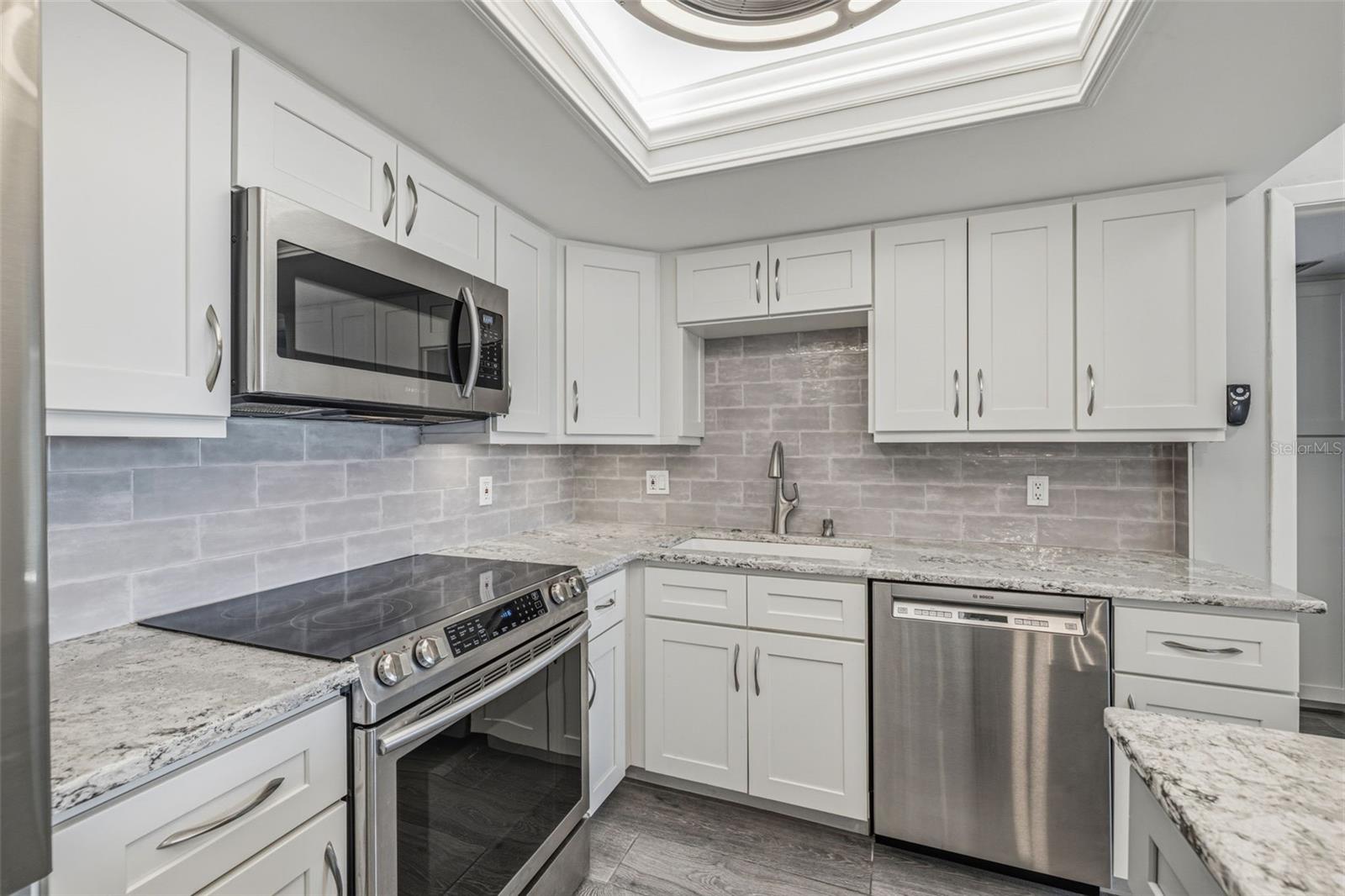 5220 BRITTANY DR S #901 — photo 6