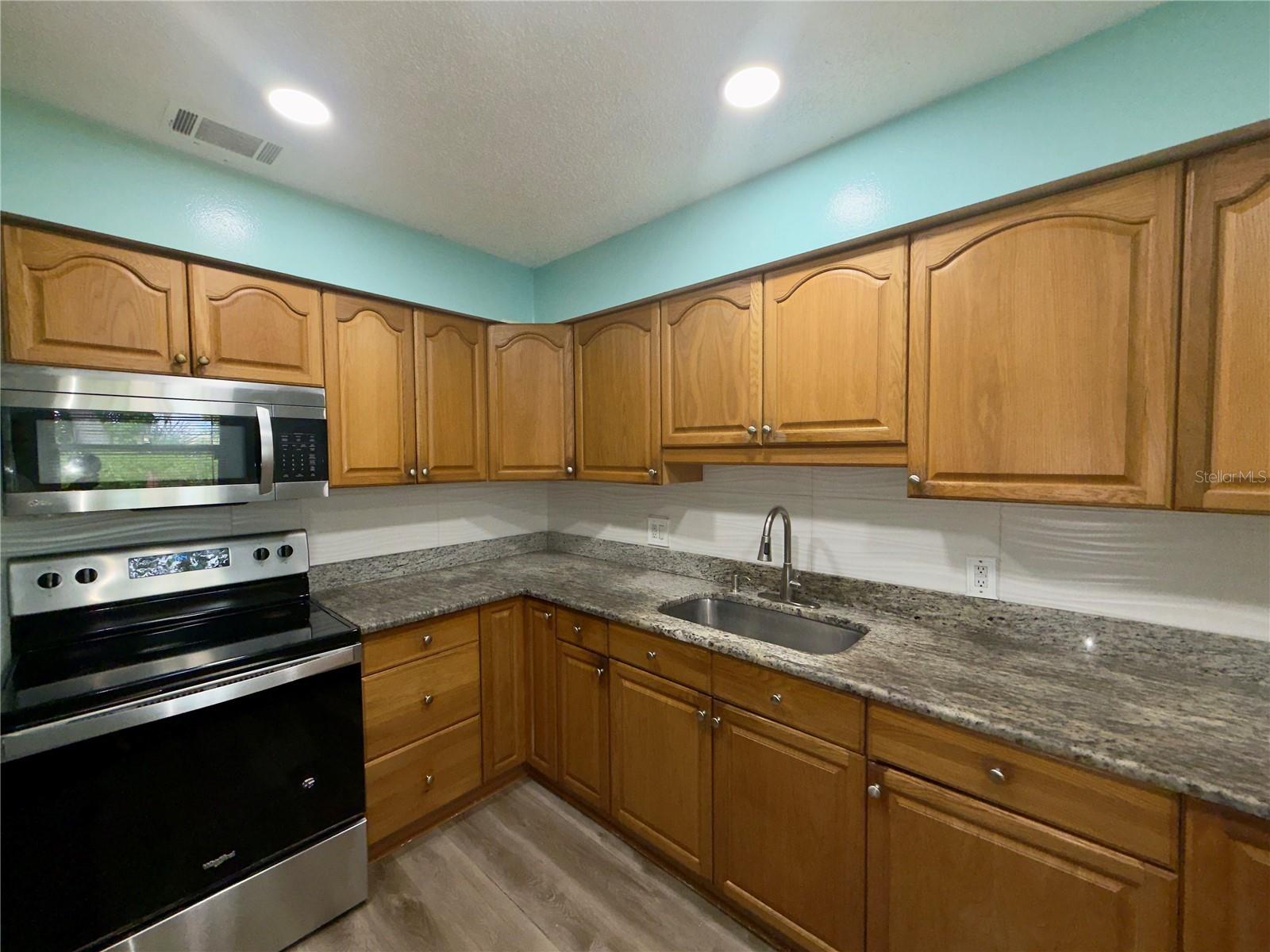 9805 LILY ST N #9805 — photo 8