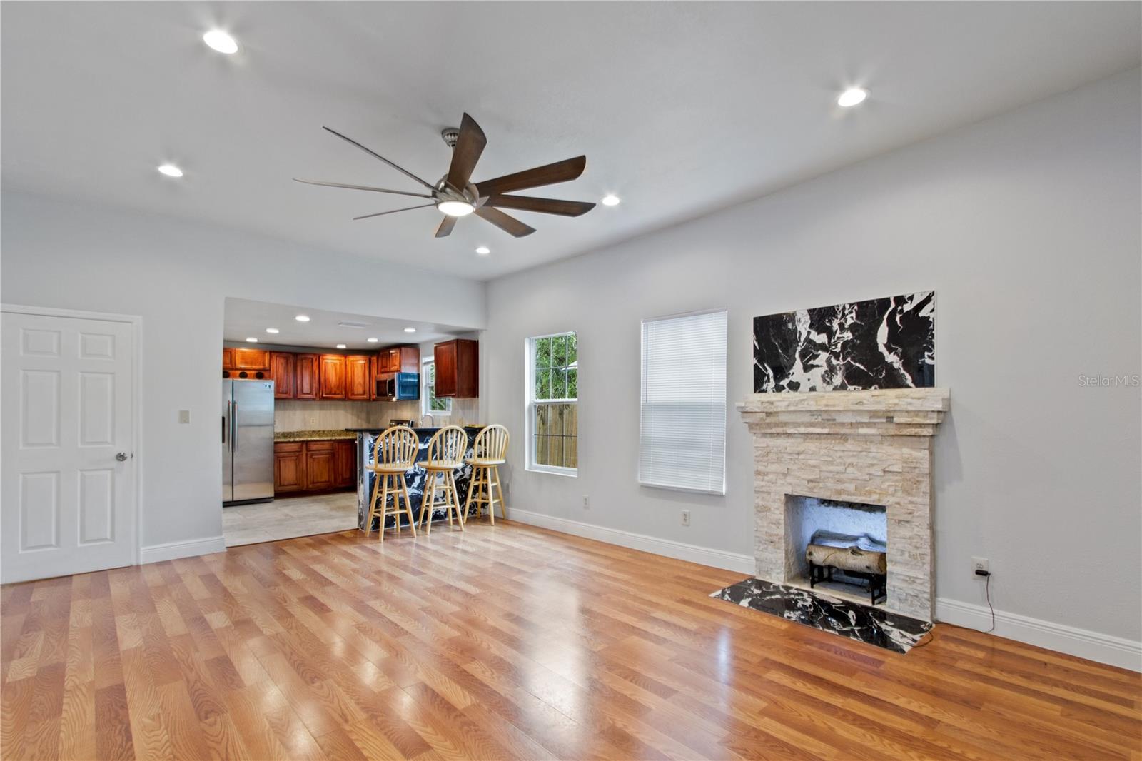 8514 N MITCHELL AVE — photo 4