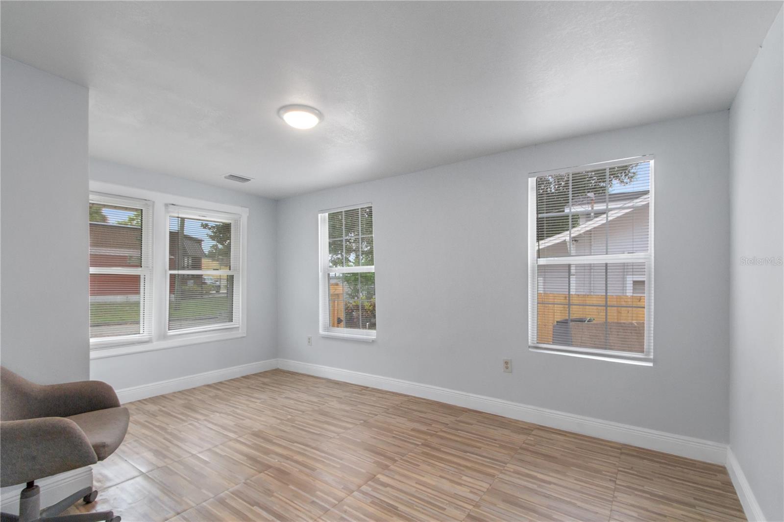 8514 N MITCHELL AVE — photo 7