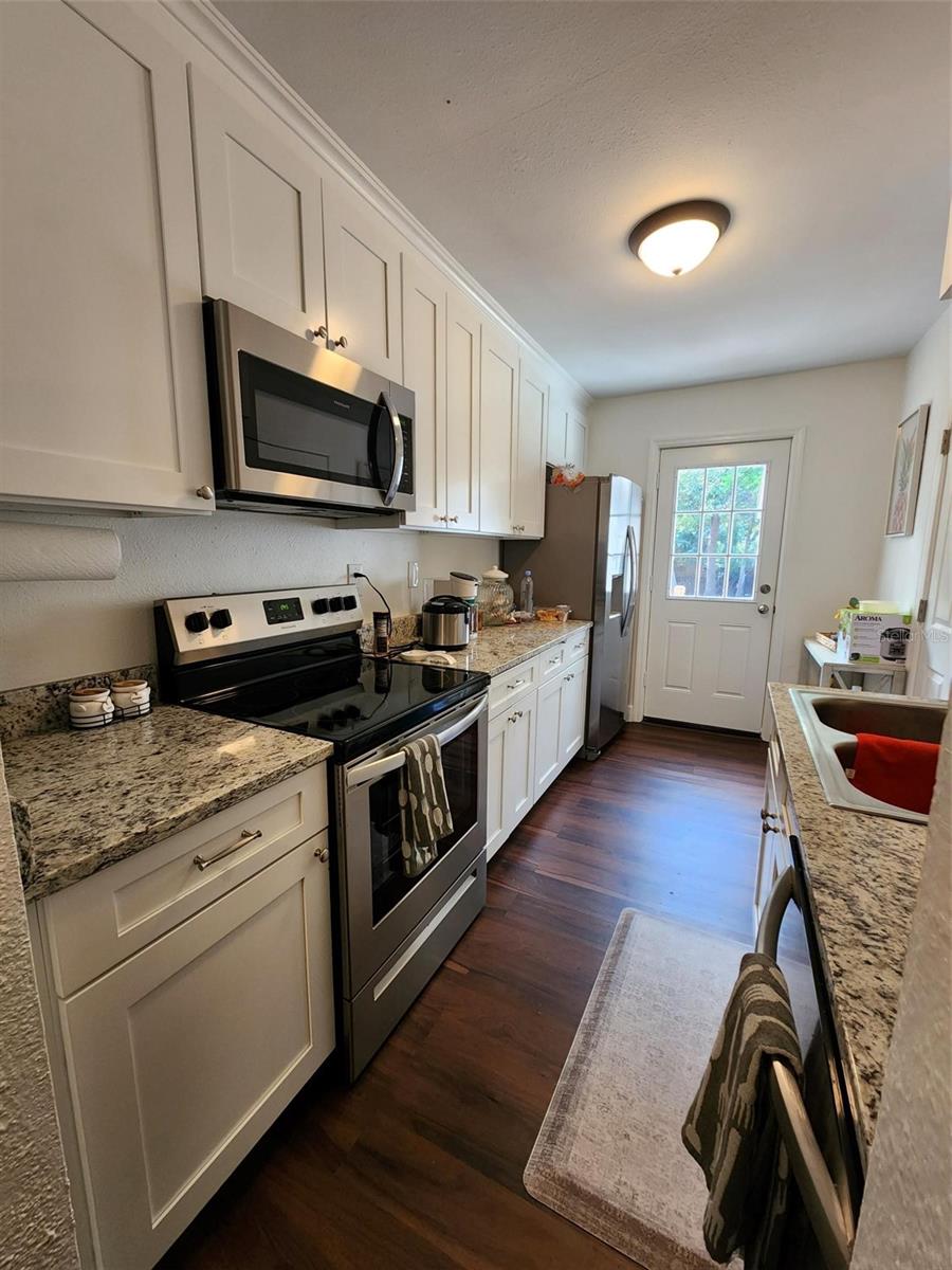 618 S CREST AVE — photo 9