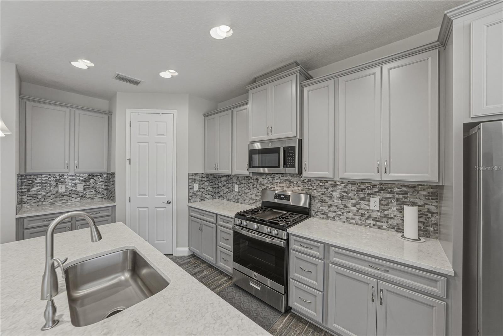 14633 RED CASTLE AVE — photo 18