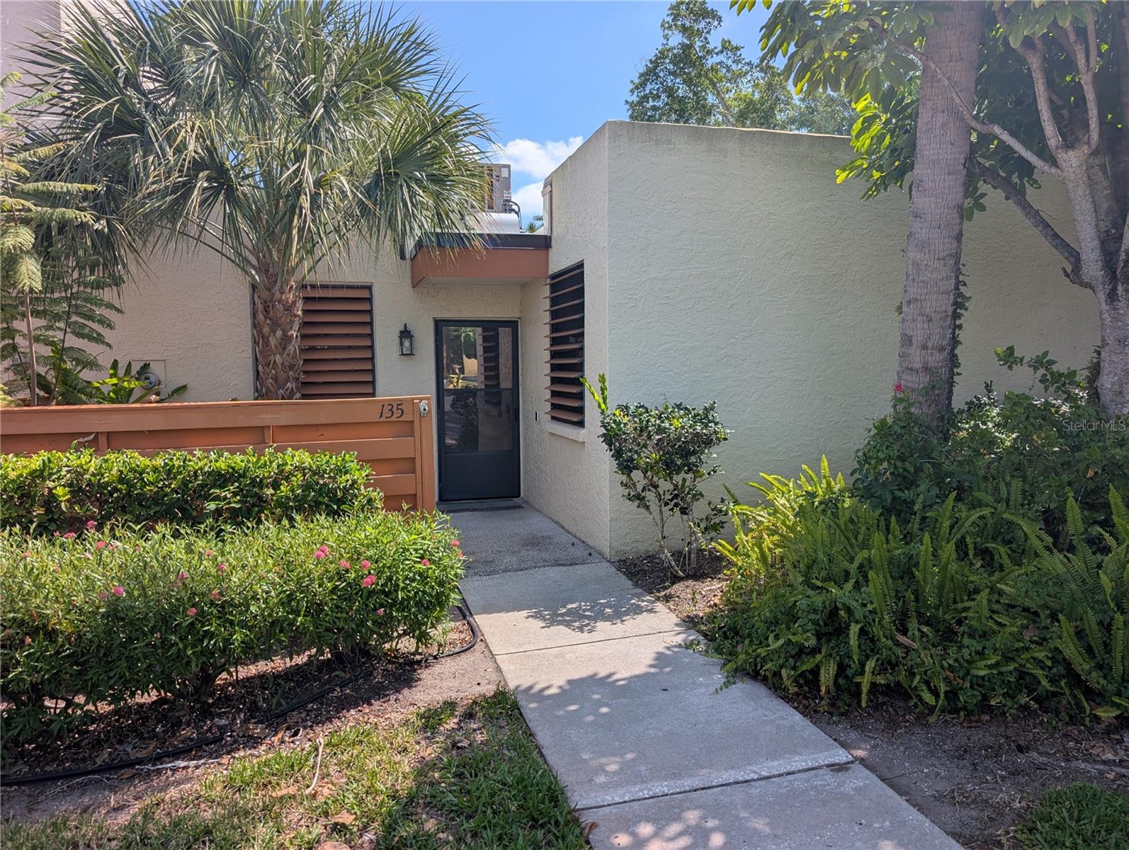 135 WILD PALM DR — photo 3