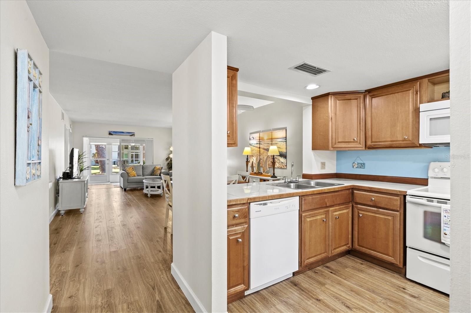 404 PINEBROOK CRES #4 — photo 4