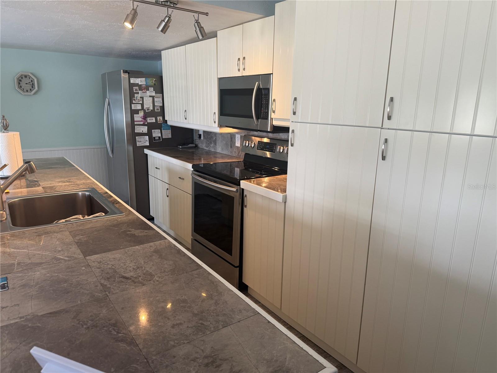 6190 DAFFODIL RD — photo 5