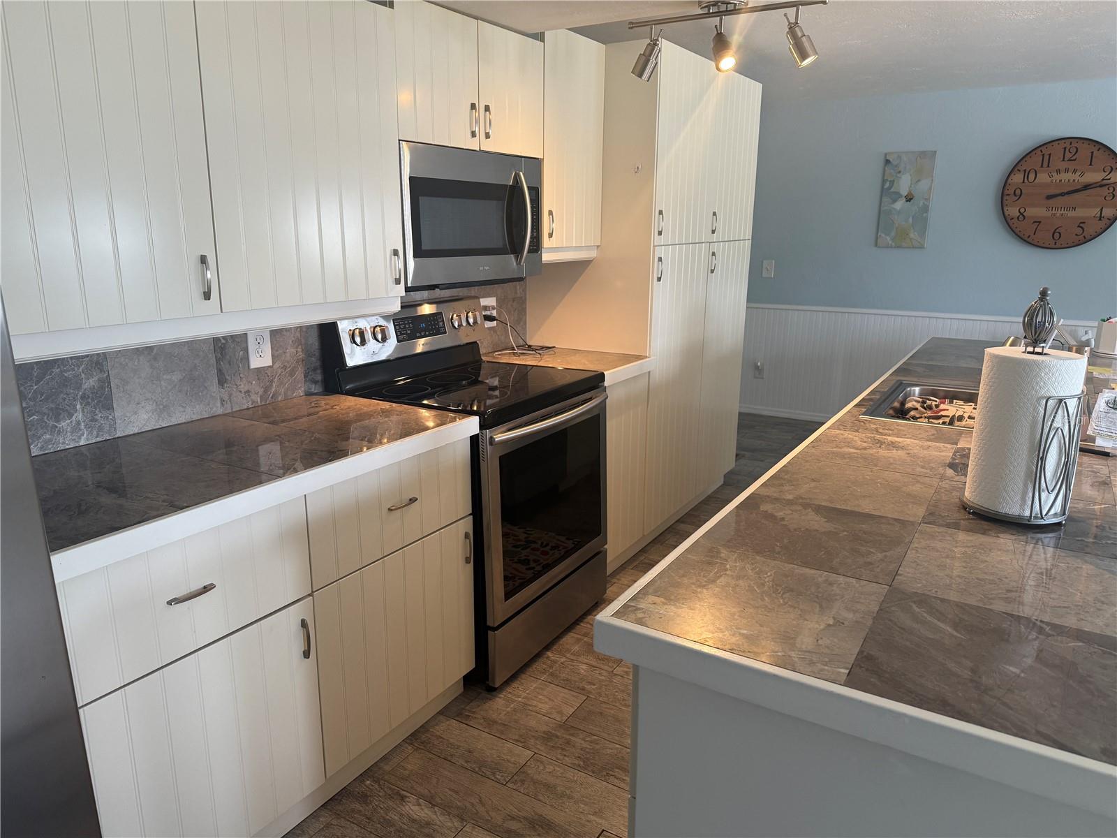 6190 DAFFODIL RD — photo 4