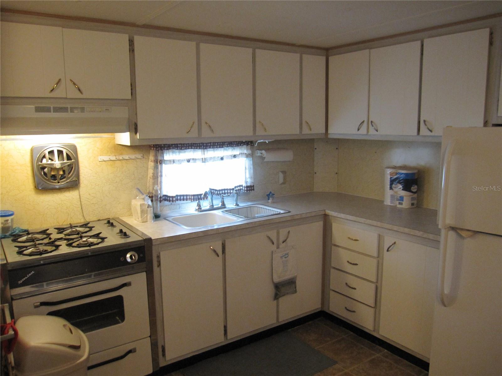 39015 HILLCREST DR — photo 8