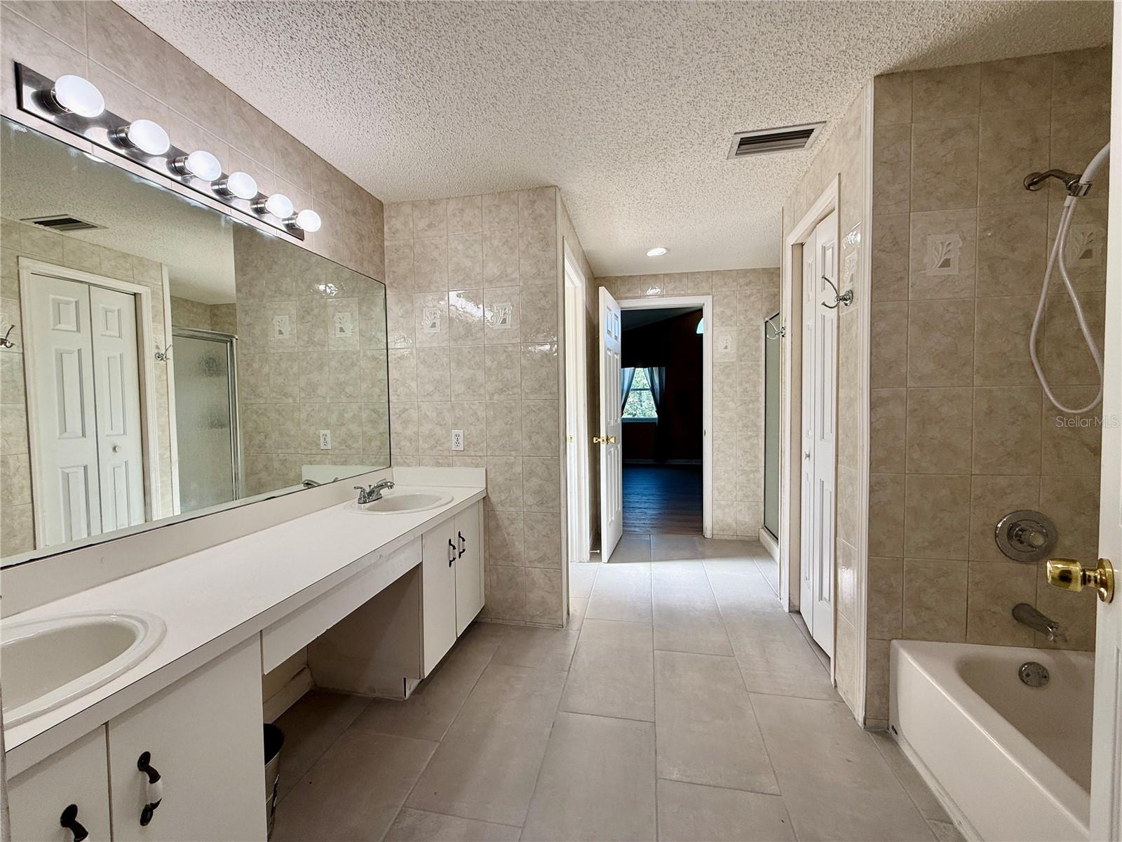 1702 SUNKISSED DR — photo 18