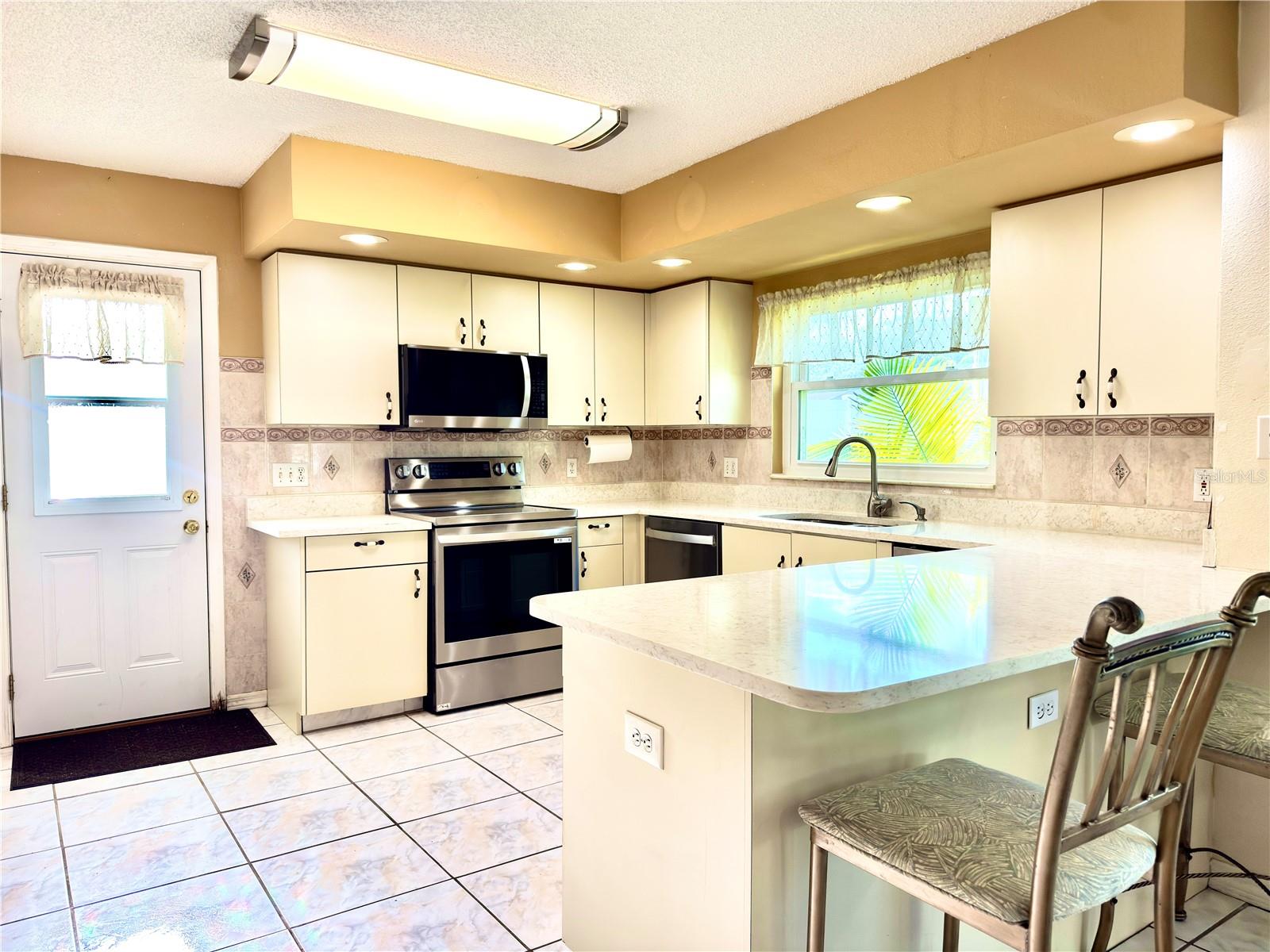 1702 SUNKISSED DR — photo 3