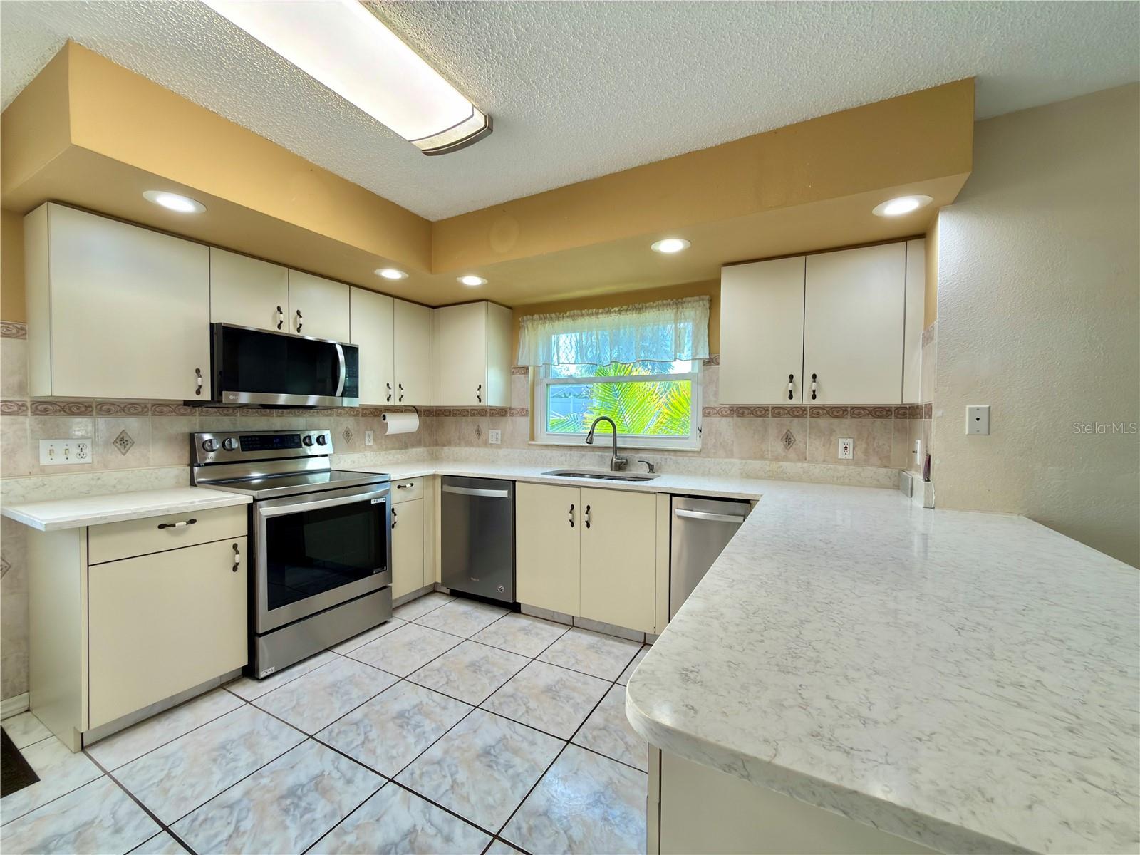 1702 SUNKISSED DR — photo 12