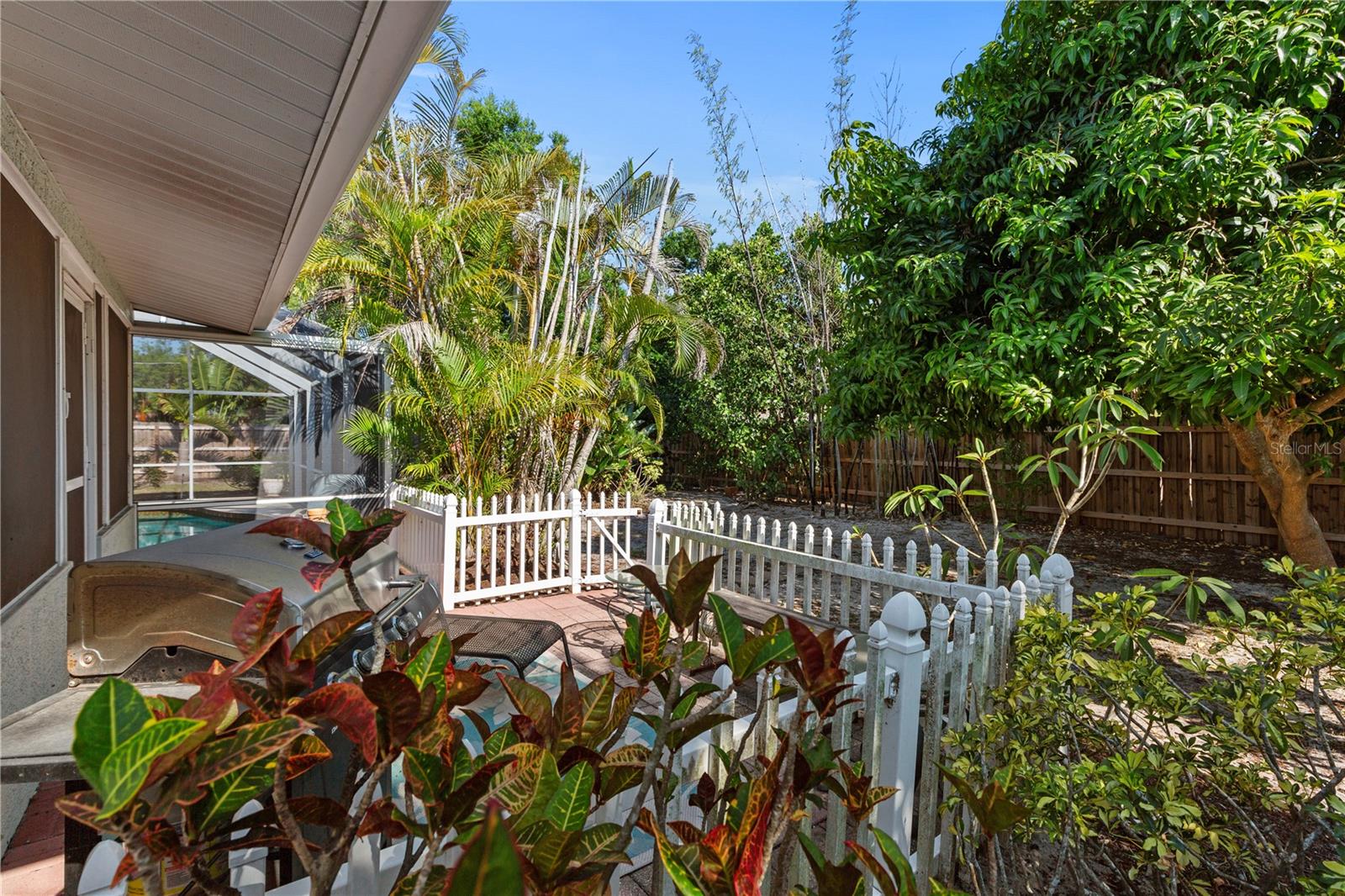7860 HOLIDAY DR — photo 34