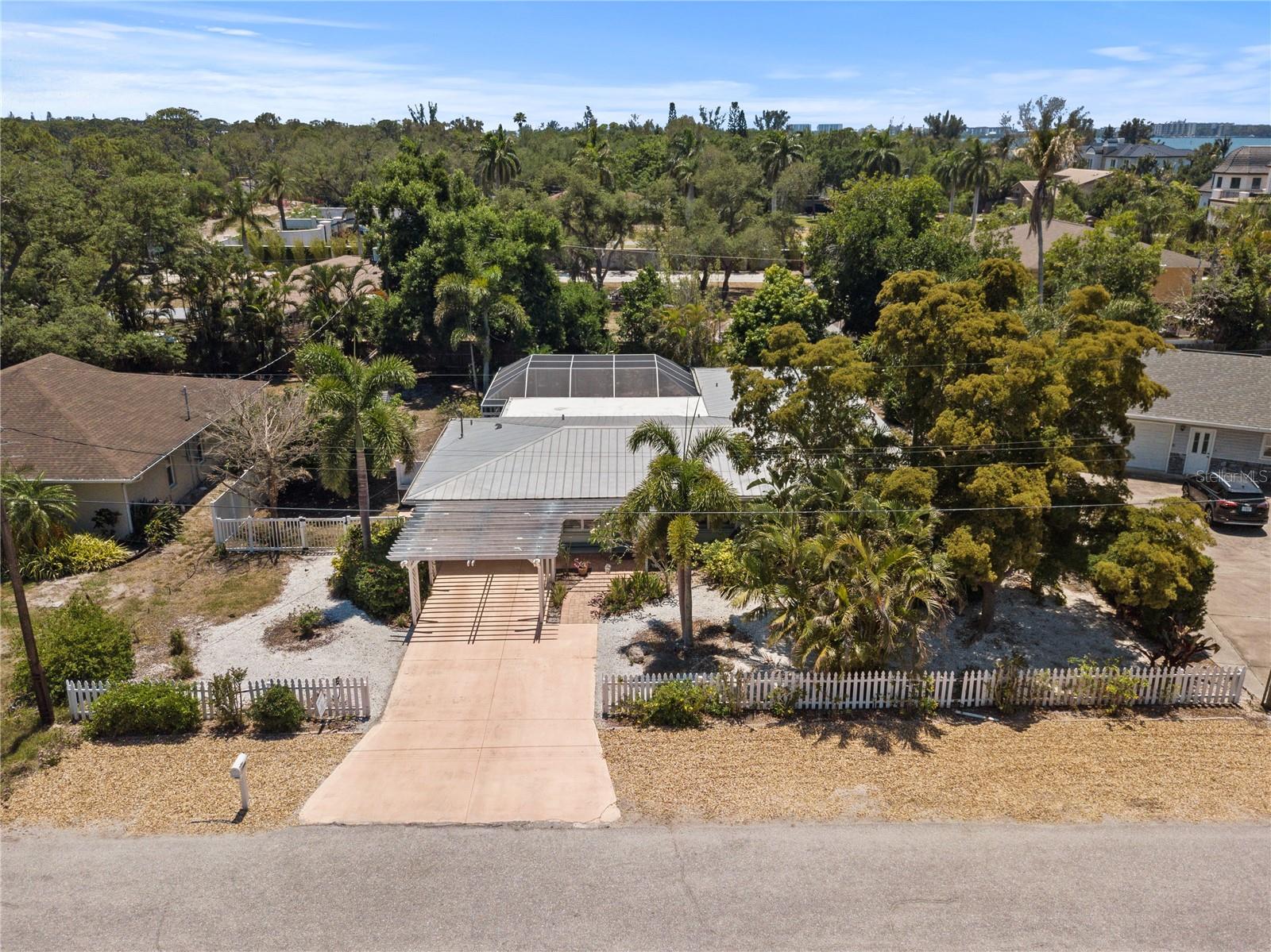 7860 HOLIDAY DR — photo 4