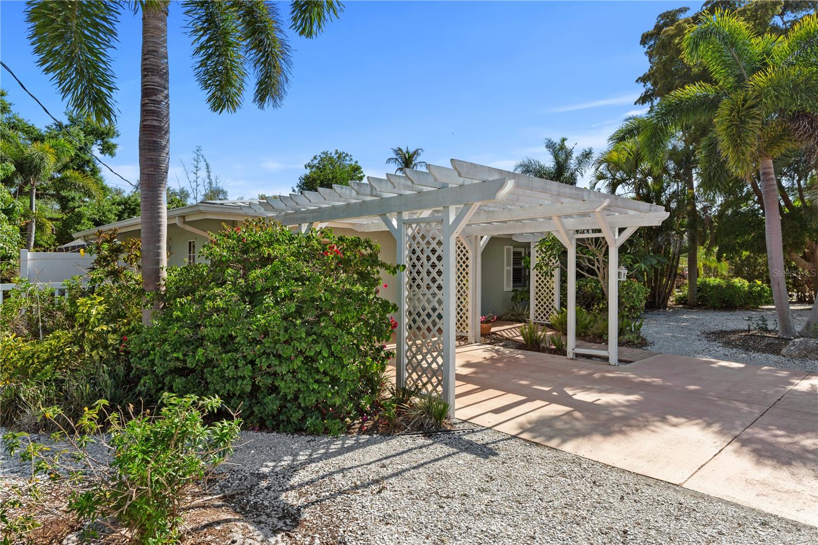 7860 HOLIDAY DR — photo 2