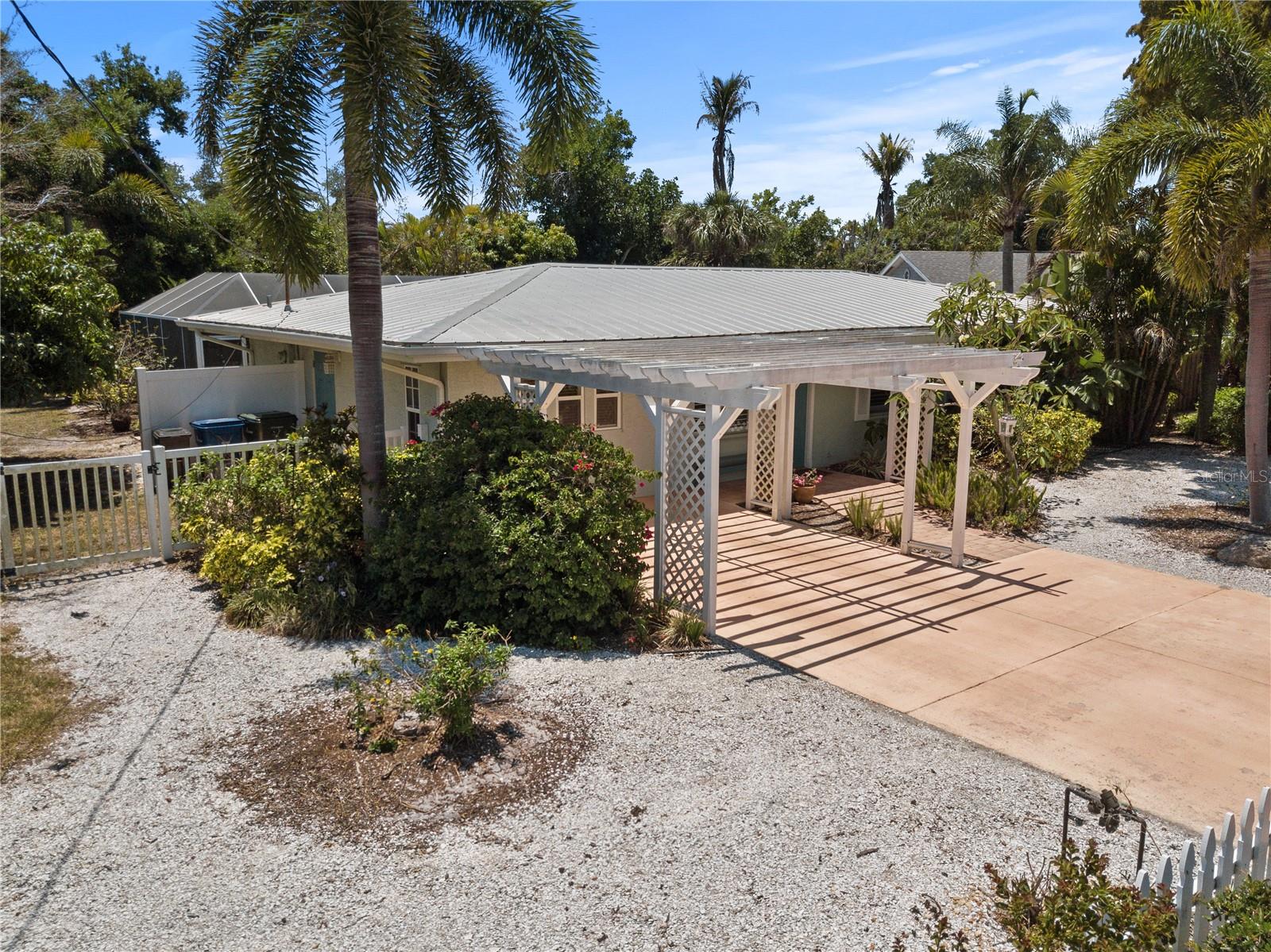 7860 HOLIDAY DR — photo 3