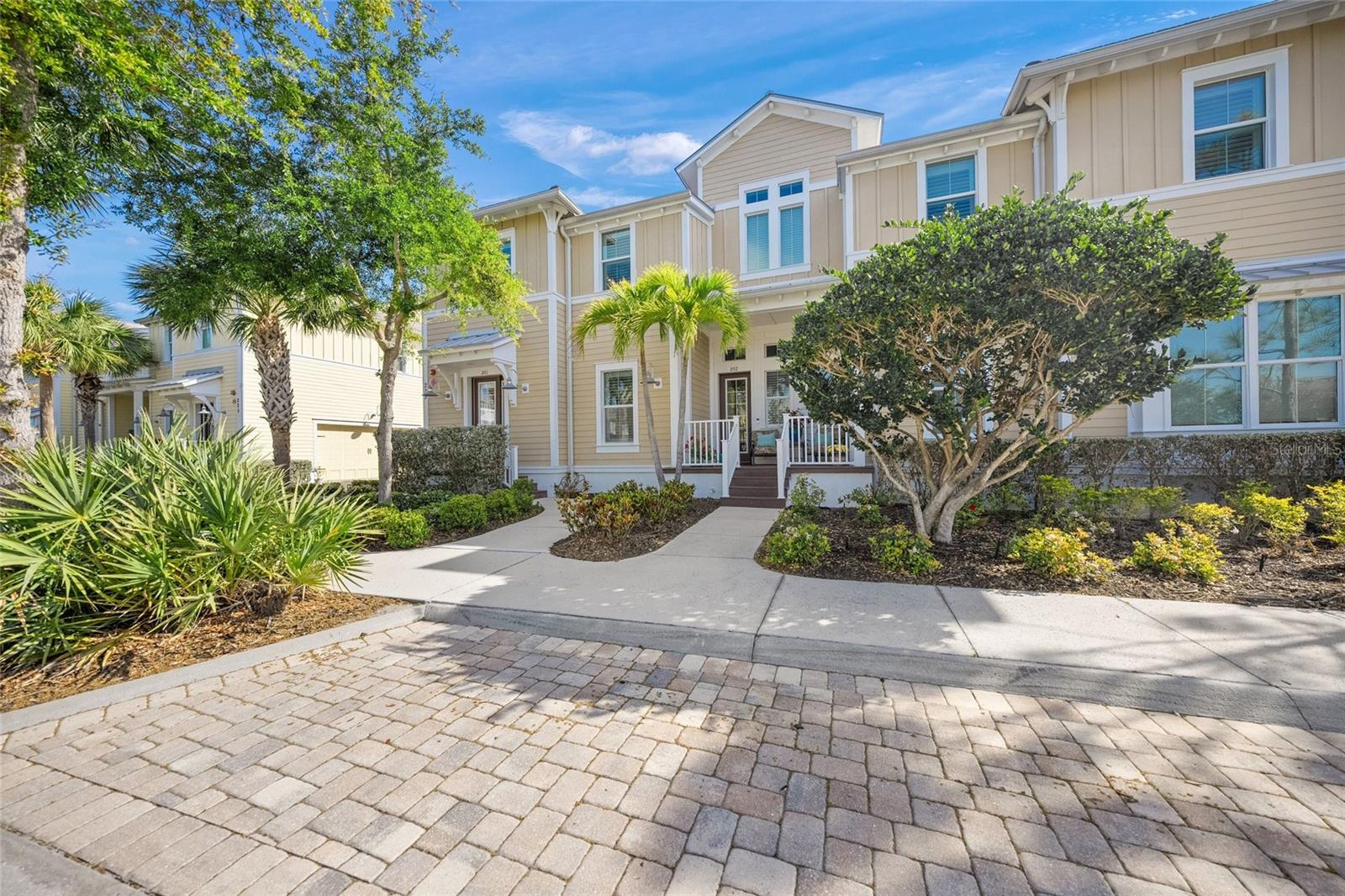 229 SAPPHIRE LAKE DR #201 — photo 2