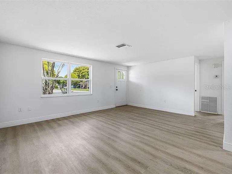 39252 HEIGHTS AVE — photo 3