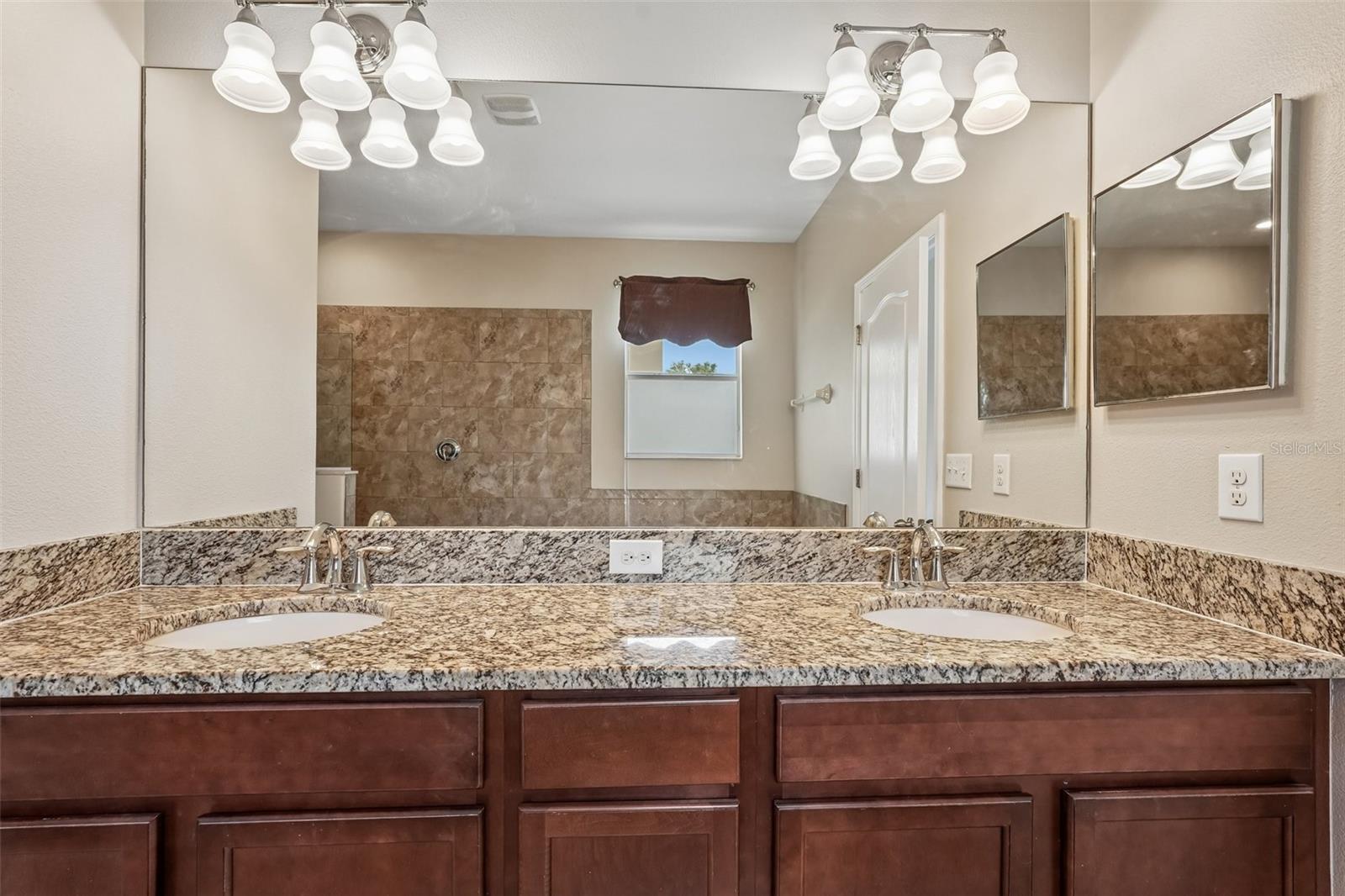 2426 CUMBERLAND CLIFF DR — photo 19