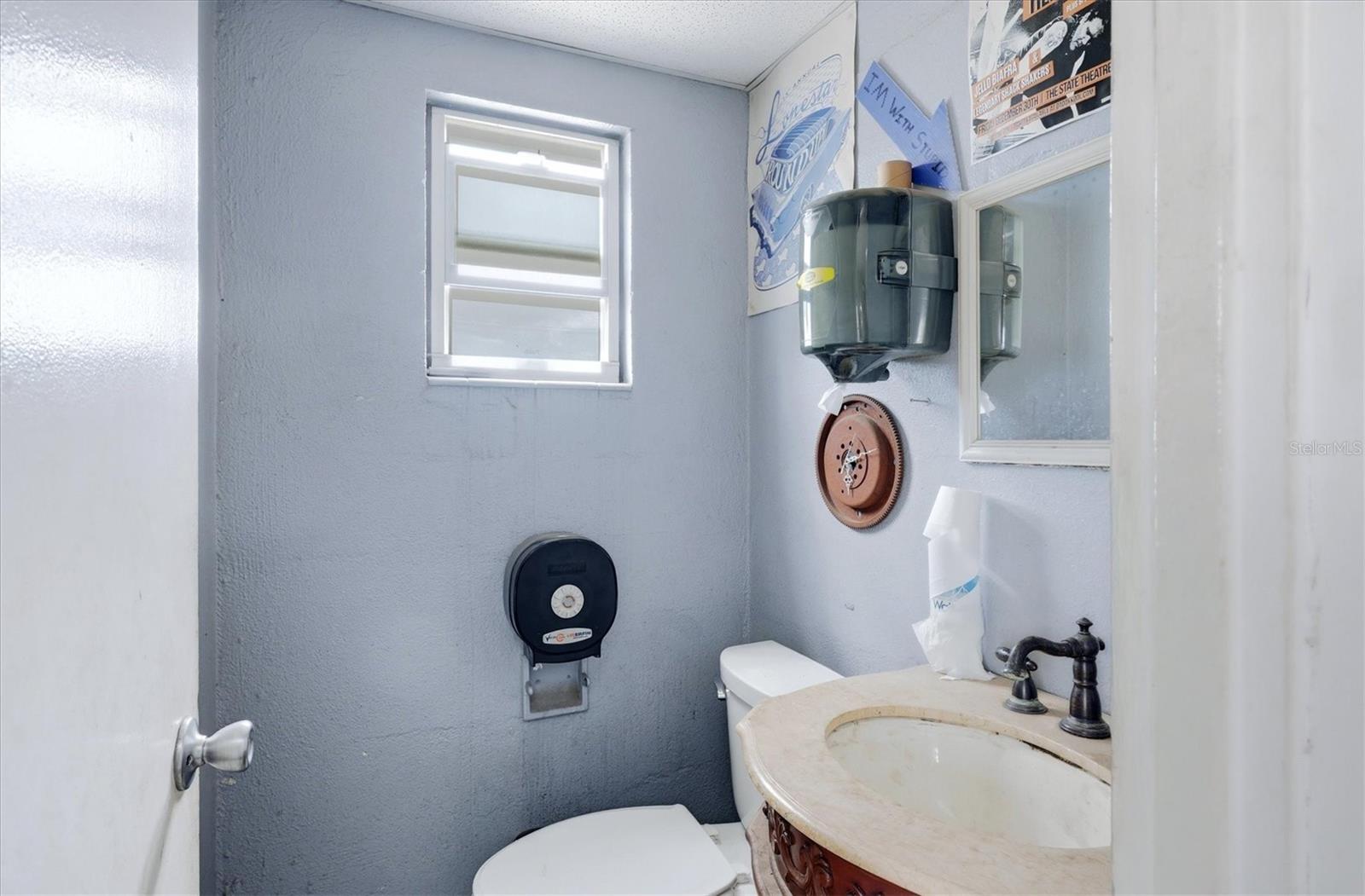 629 E VENICE AVE — photo 31