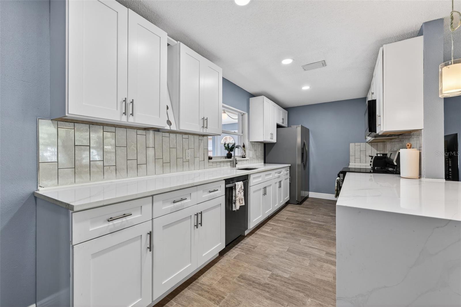 5810 VENETIAN BLVD NE — photo 7