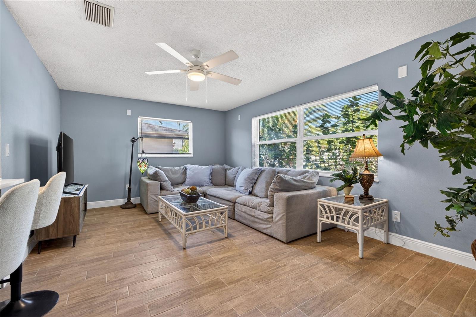 5810 VENETIAN BLVD NE — photo 4