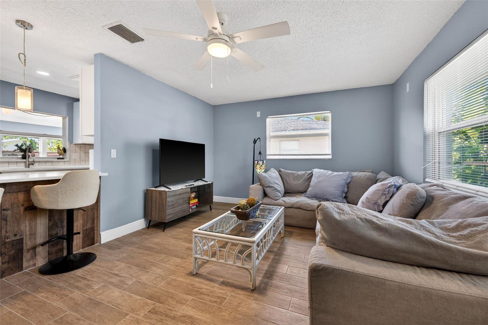 5810 VENETIAN BLVD NE — photo 3