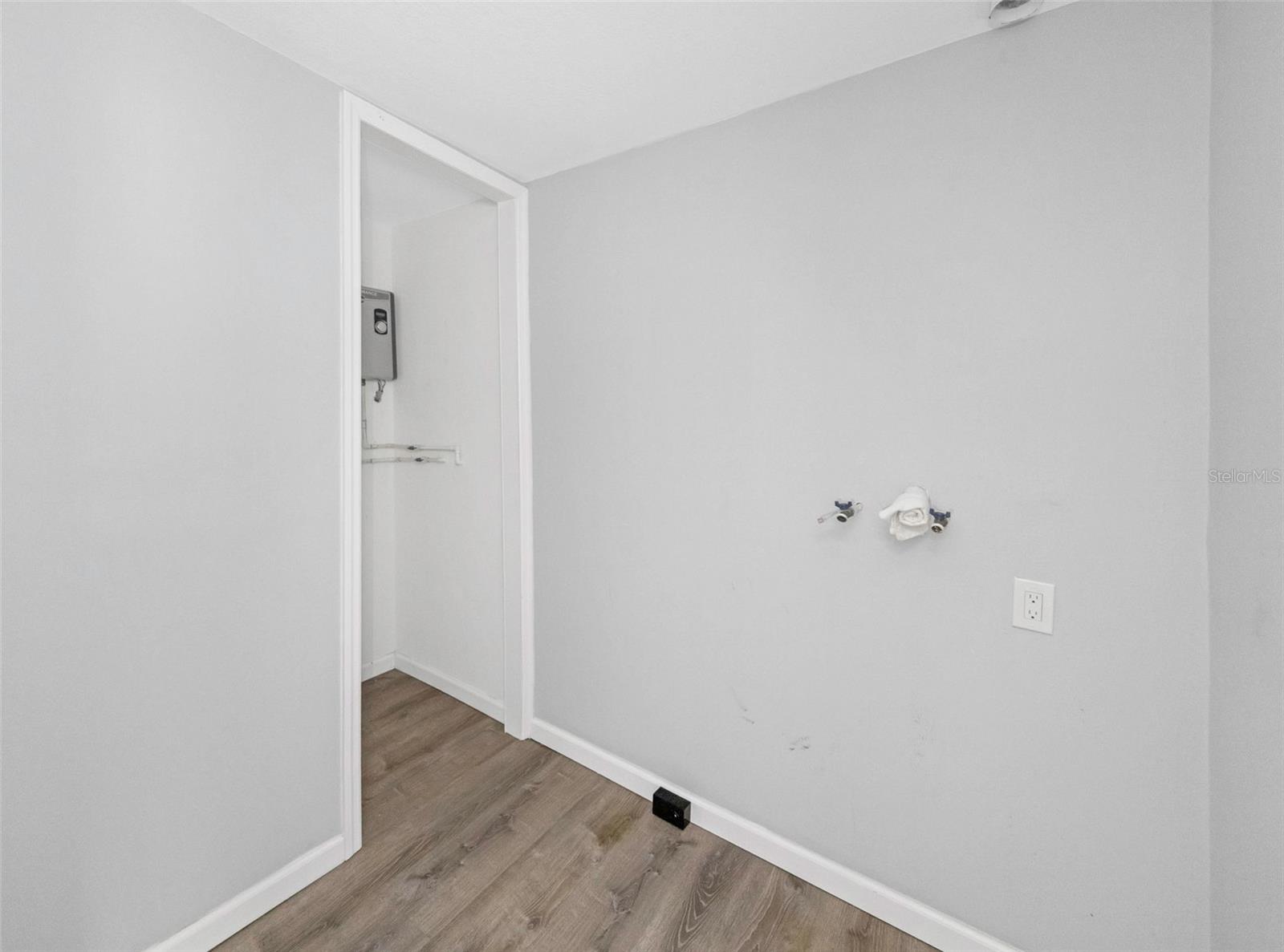 9224 ELZA ST — photo 32