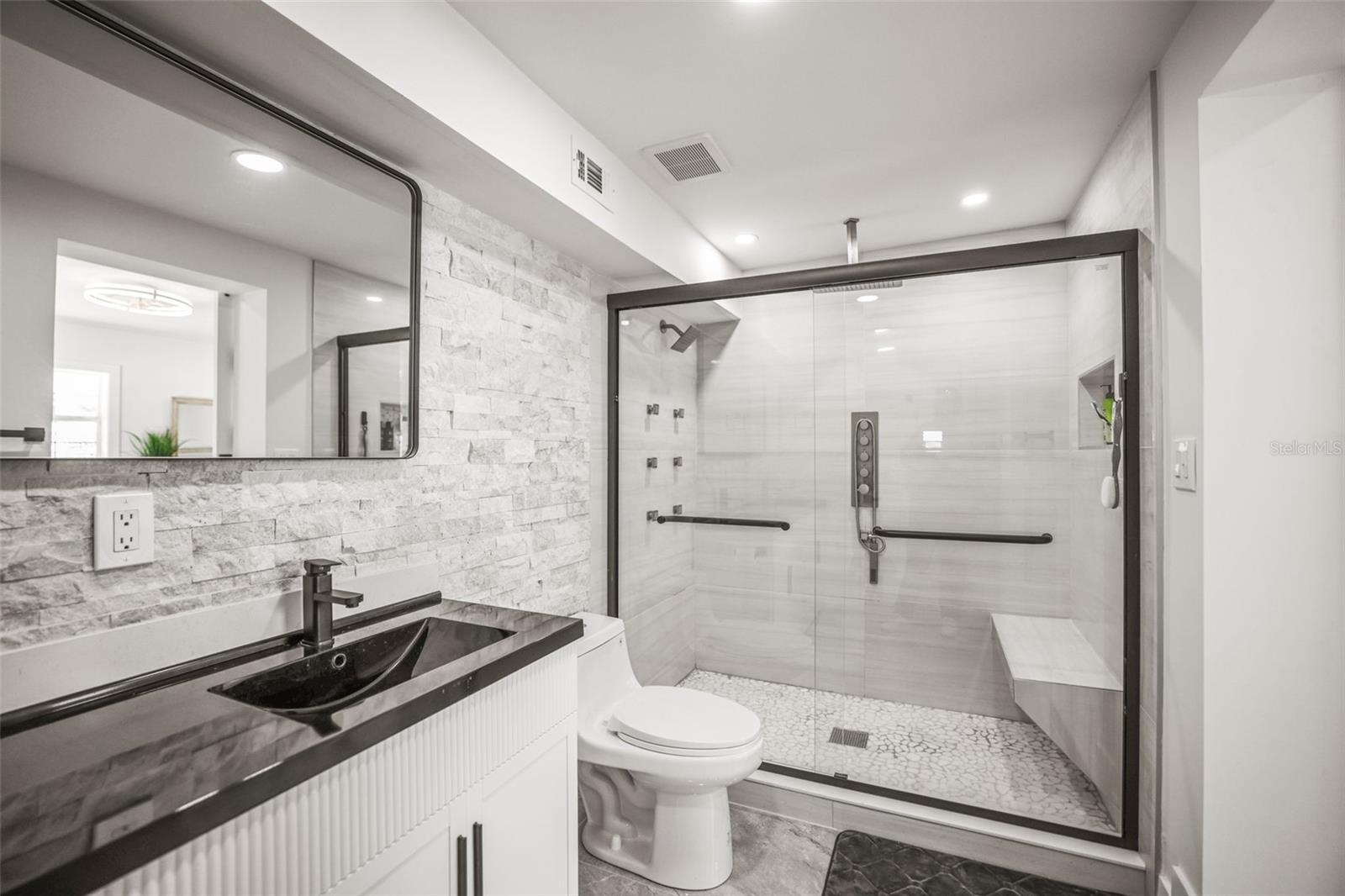 4327 HUNTINGTON ST NE — photo 28