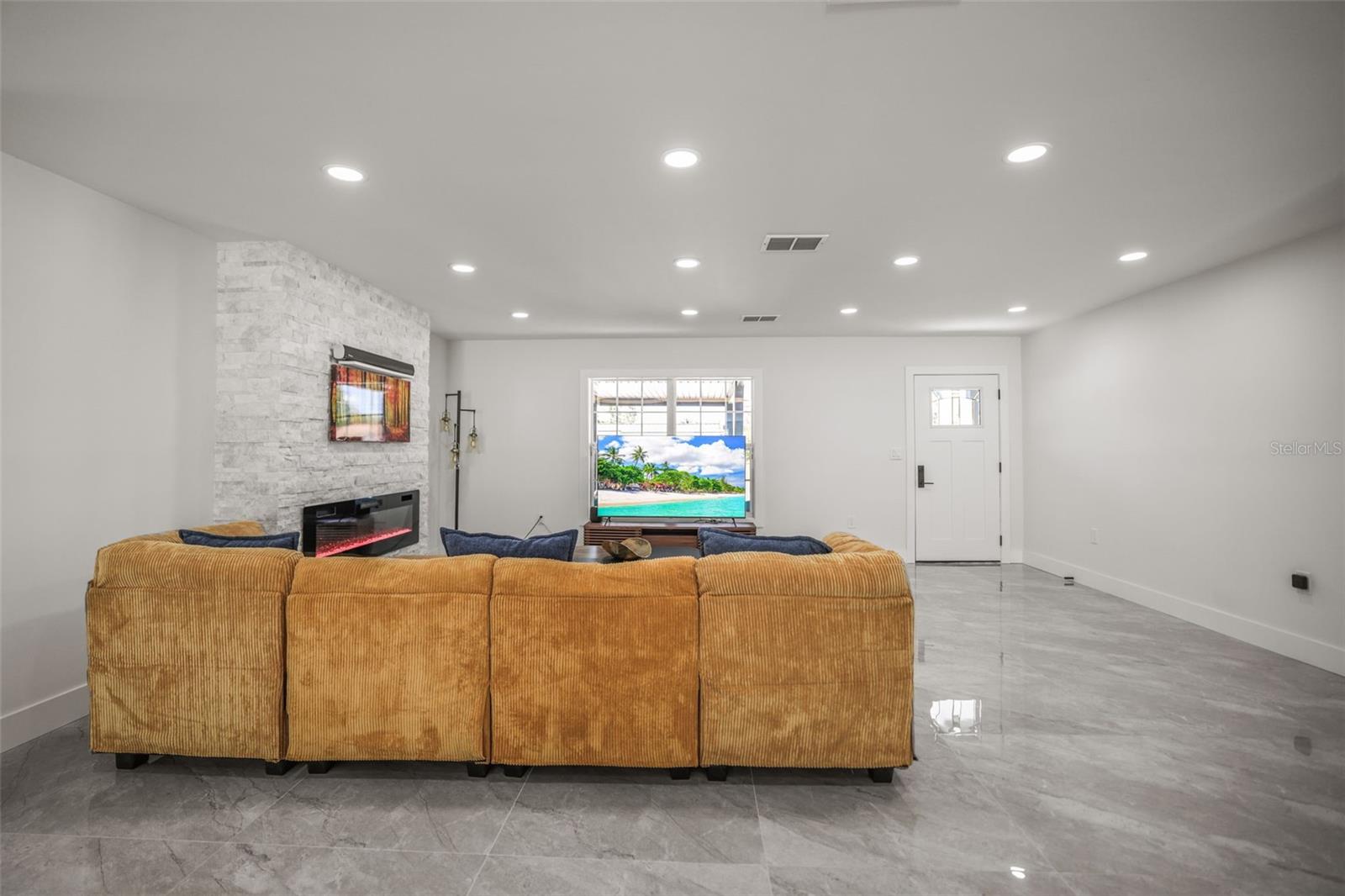 4327 HUNTINGTON ST NE — photo 11