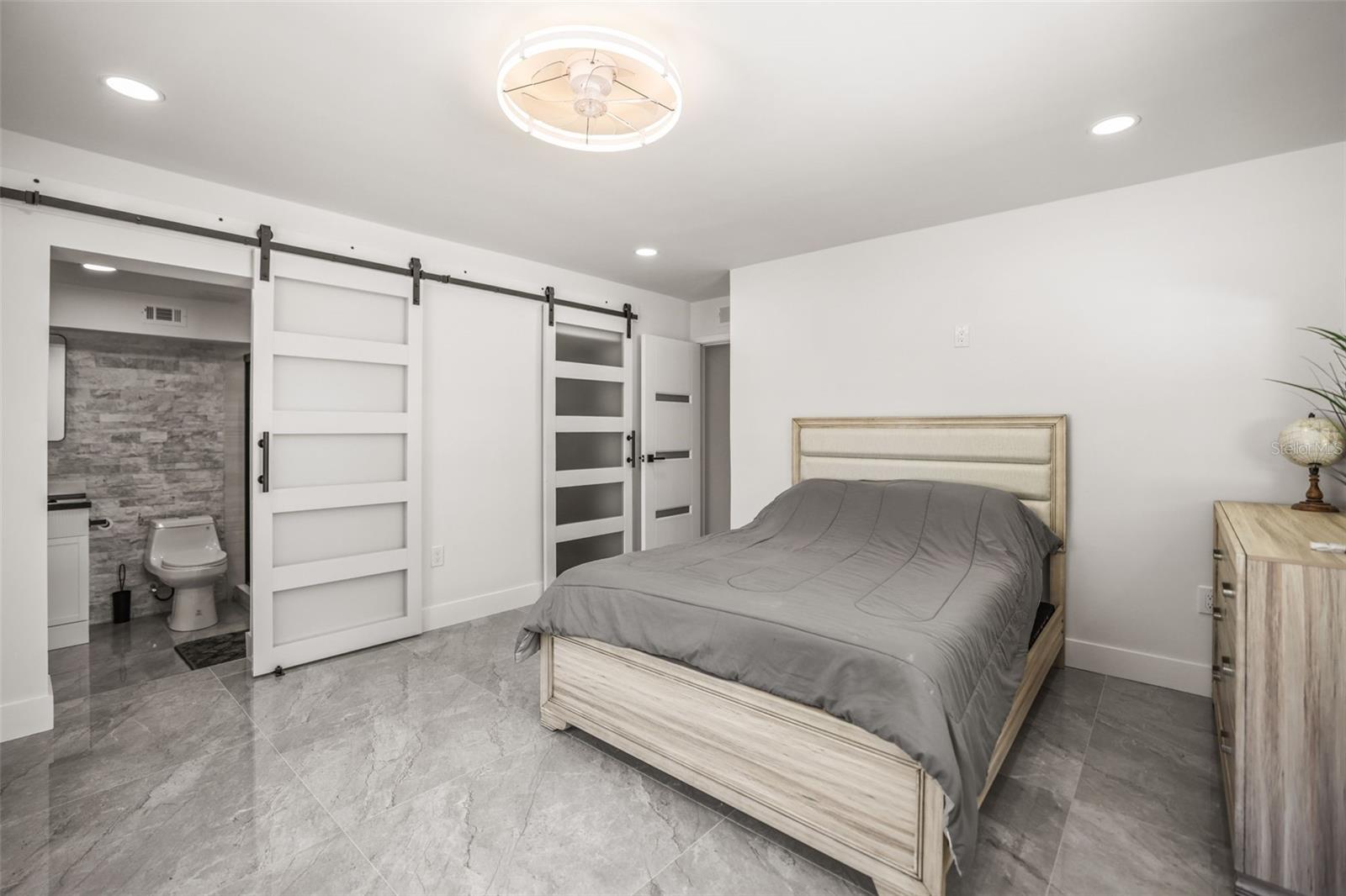 4327 HUNTINGTON ST NE — photo 32