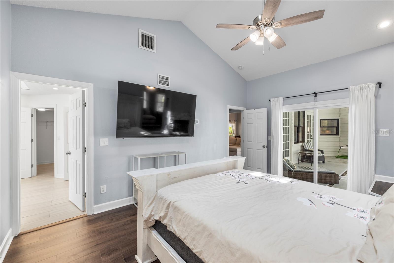 335 SANCTUARY DR — photo 29